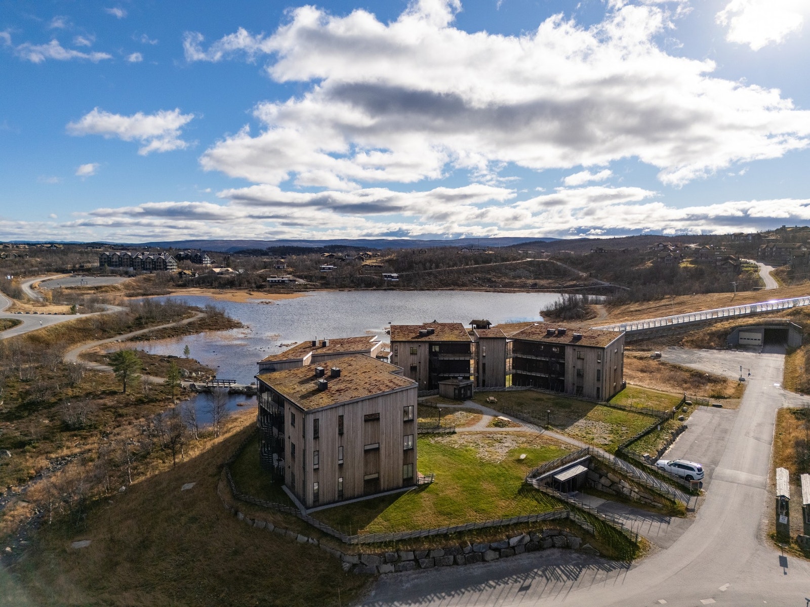 I Geilo sentrum finner du et bredt utvalg innen spisesteder, service og shopping. Alt ligger sentralt til med kort avstand til Geilos øvrige tilbud. Galleribilde