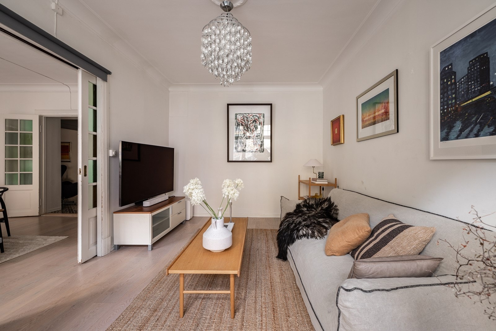 Doble skyvedører med farget glass inn mot spisestuen Galleribilde