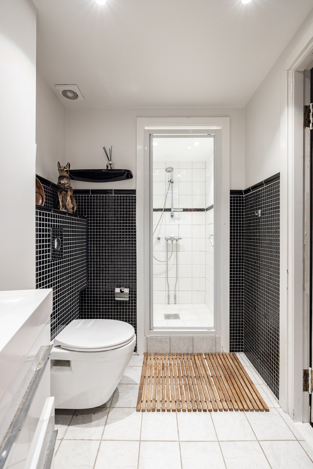 Bad nr. 2 | Dør inn til dusjsone, varme i gulv og vegghengt wc Galleribilde