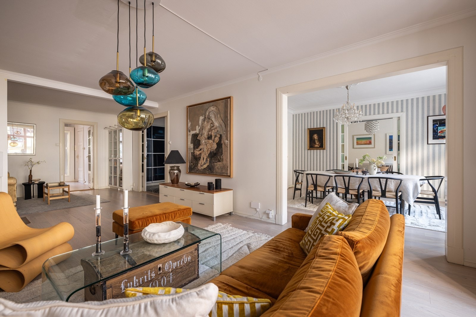 Fra hjørnet i stuen kan man ta inn leilighetens stuer, hall, peis og soverom Galleribilde