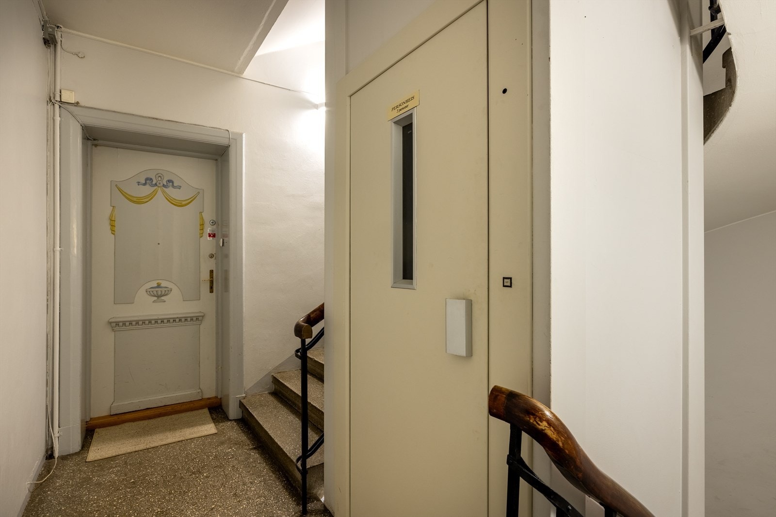 Enkelt å ta seg oppover i etasjene med heis i bygget Galleribilde