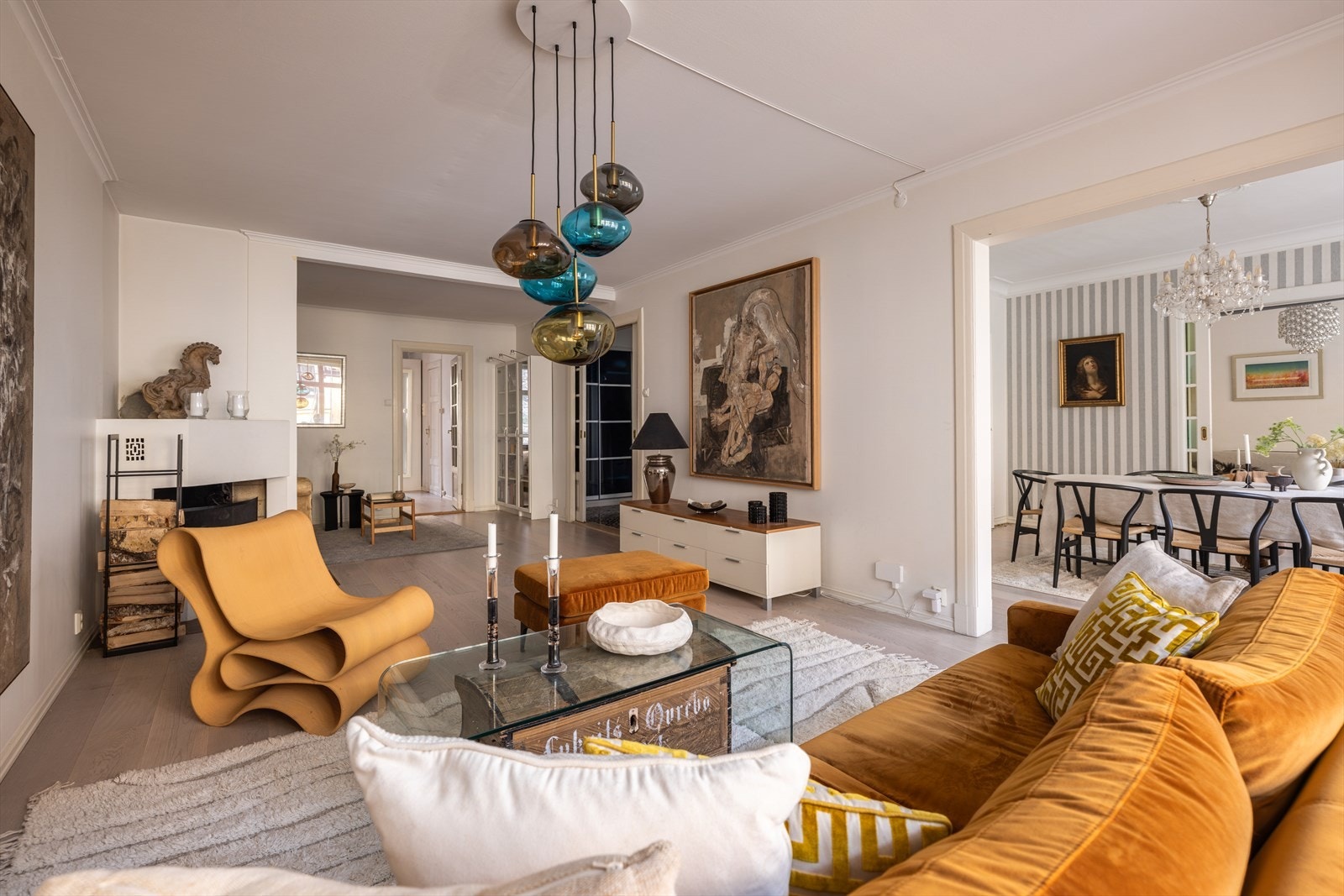 Gjennomgående, klassisk leilighet med 3 stuer på rad Galleribilde