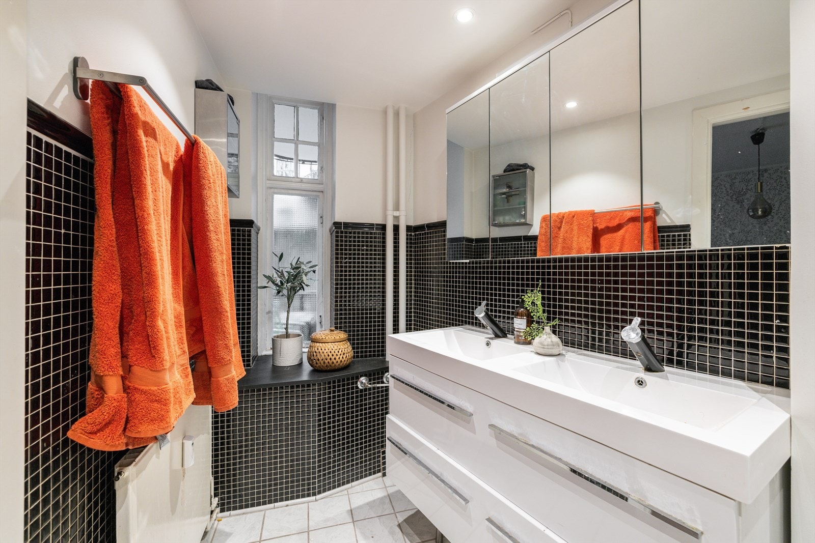 Bad nr.2 | Flislagt bad av god størrelse med adkomst fra hovedsoverommet Galleribilde