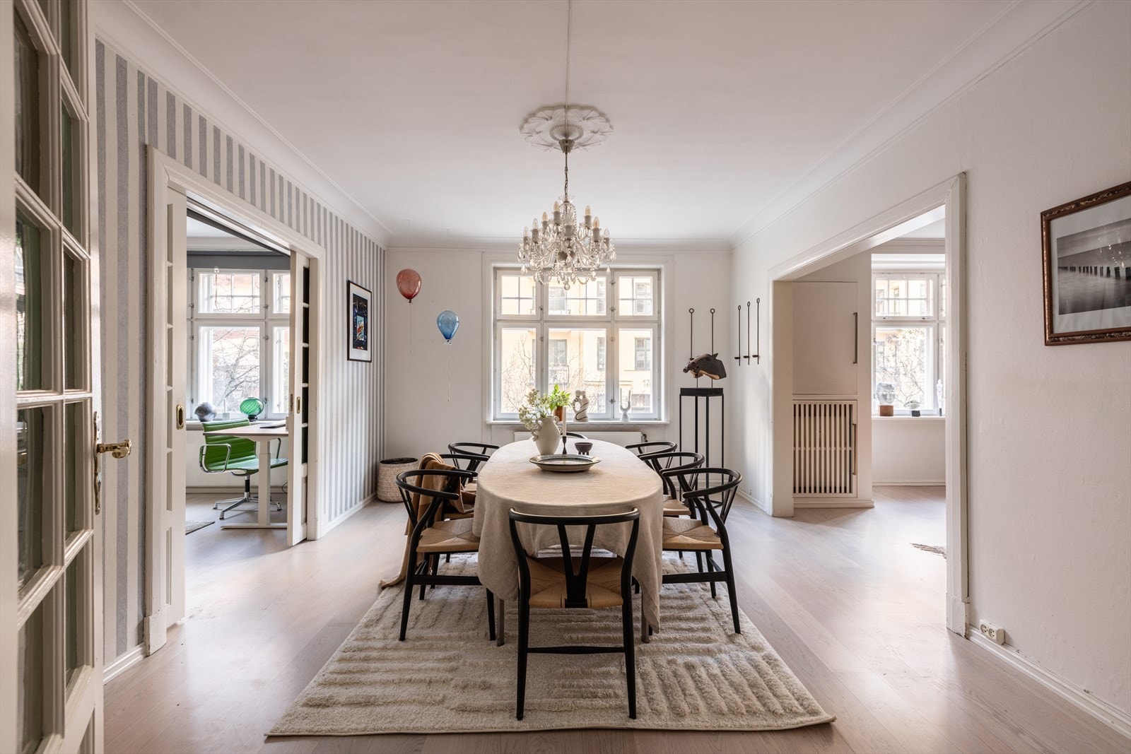 Lyst og innbydende, store rom og generøs takhøyde Galleribilde