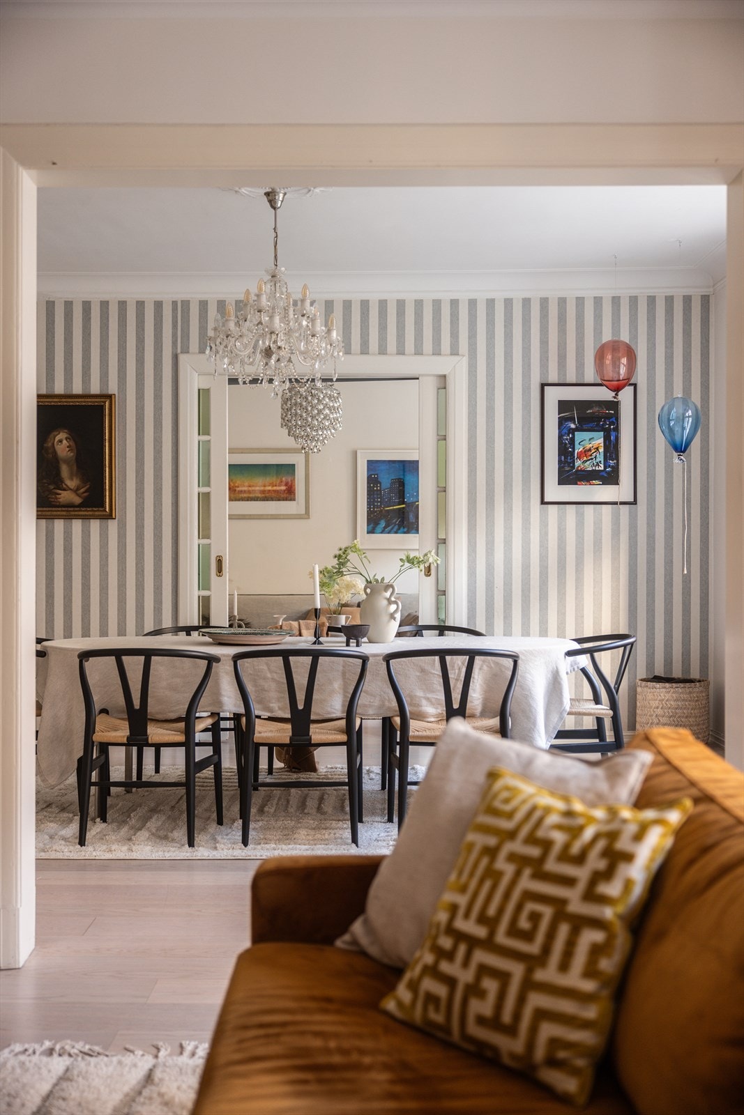 Fra hovedstuen inn til spisestue og videre inn til Tv-stuen. I sistnevnte stue kan man f.eks etablere et soverom til. Galleribilde