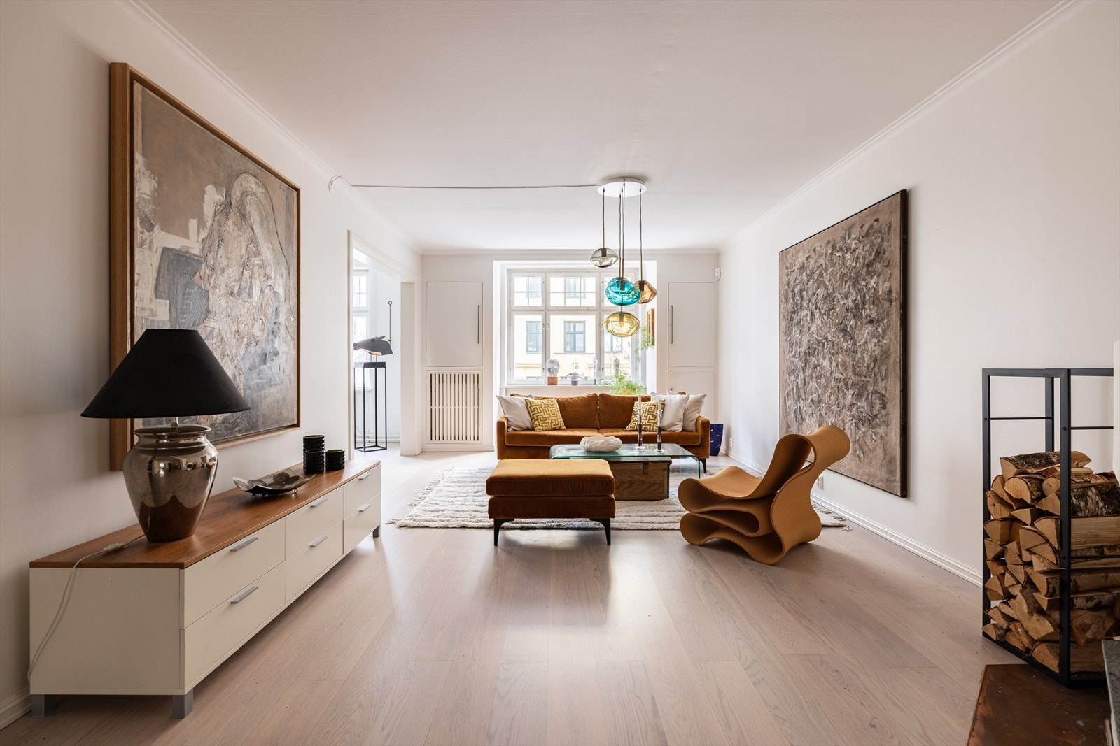 Store vindusflater bidrar til mye naturlig lys inn i rommene Galleribilde