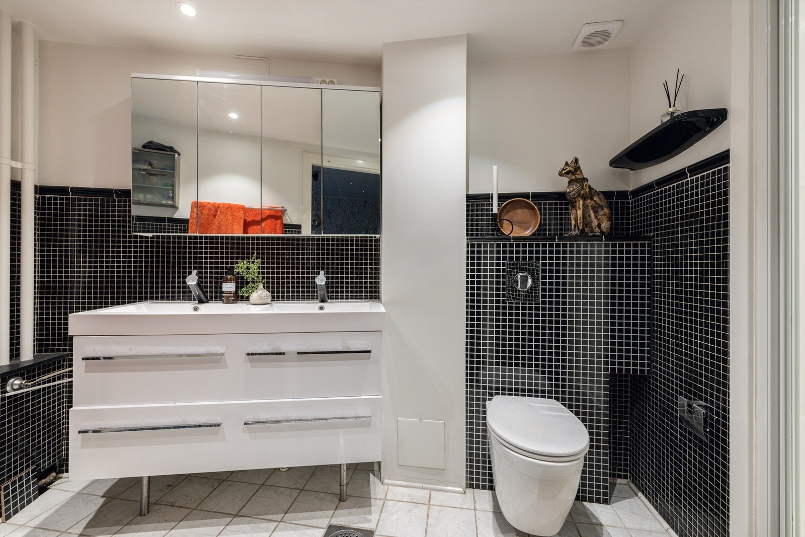 Bad nr.2 | Badet innehar doble servanter med speilskap over Galleribilde