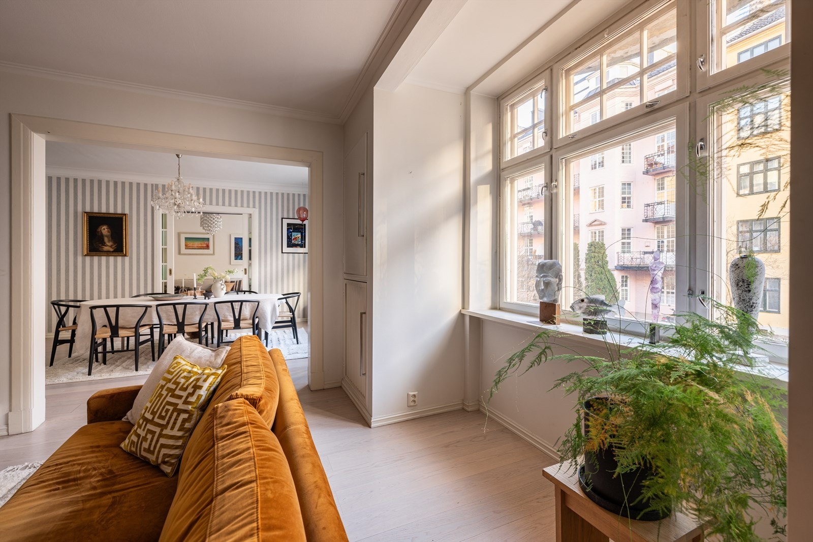 Radiatorfyring/oppvarming via felles fyringsanlegg (bergvarme) gir en jevn og god varme i boligen Galleribilde