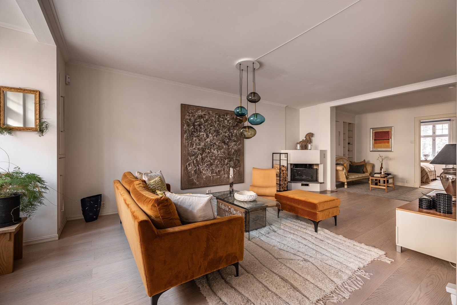 Hjørnepeis i den største av de 3 stuene som sprer om seg med både hygge -og varme Galleribilde