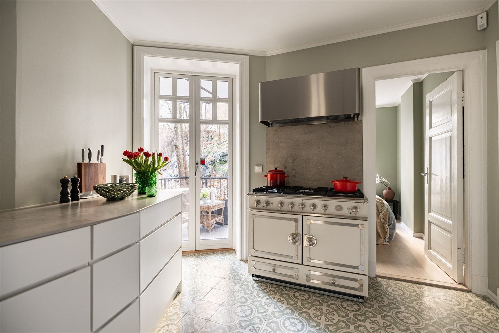 Nyoppusset kjøkken (2025) med innredning fra KVIK og ny ventilator i stål samt 70 cm keramisk benkeplate Galleribilde