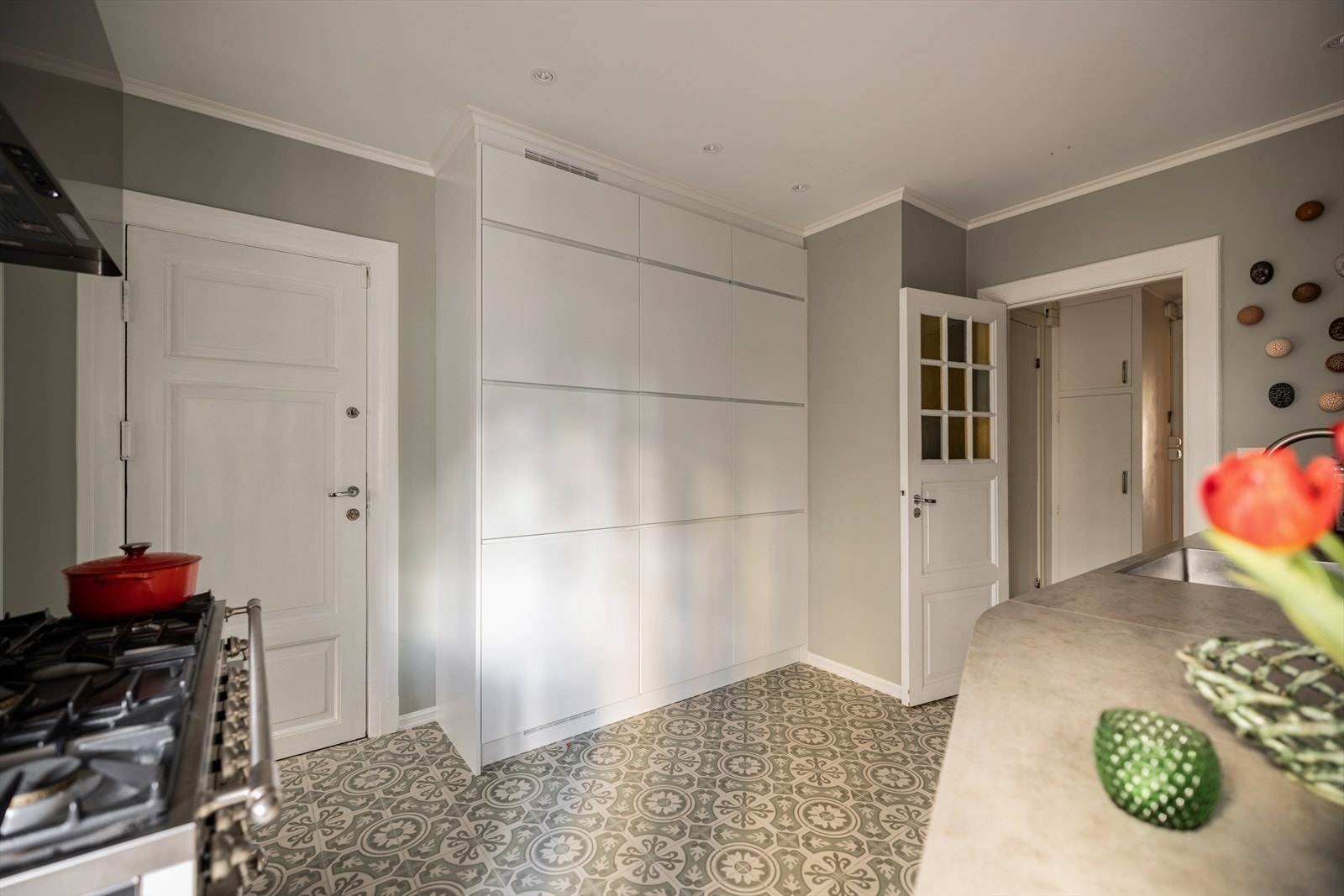 Dør til baktrapp på kjøkkenet som leder ut til bakgården og ned til kjellerboder Galleribilde