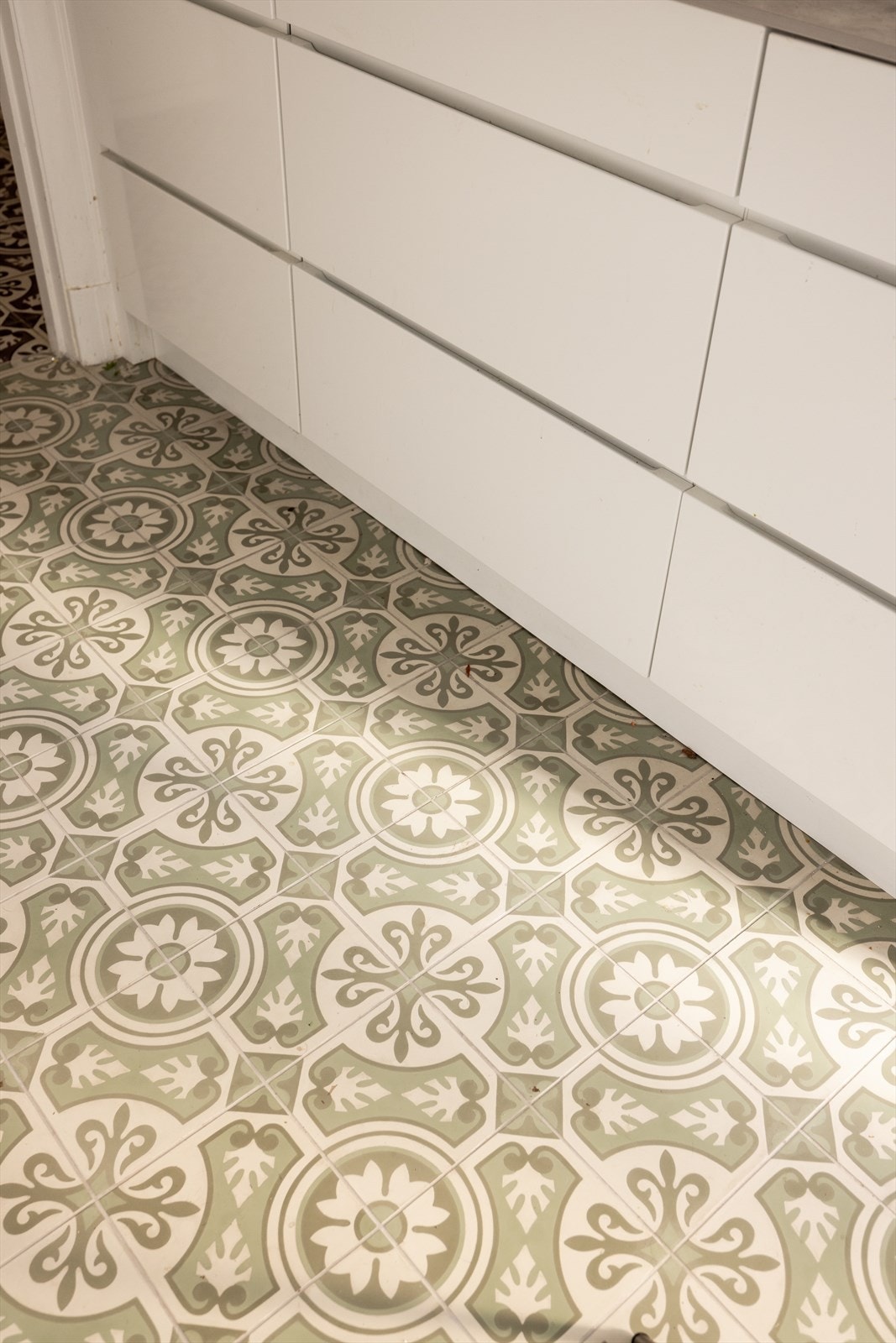 På kjøkkenet er det lagt nye historiske fliser med varmekabler Galleribilde