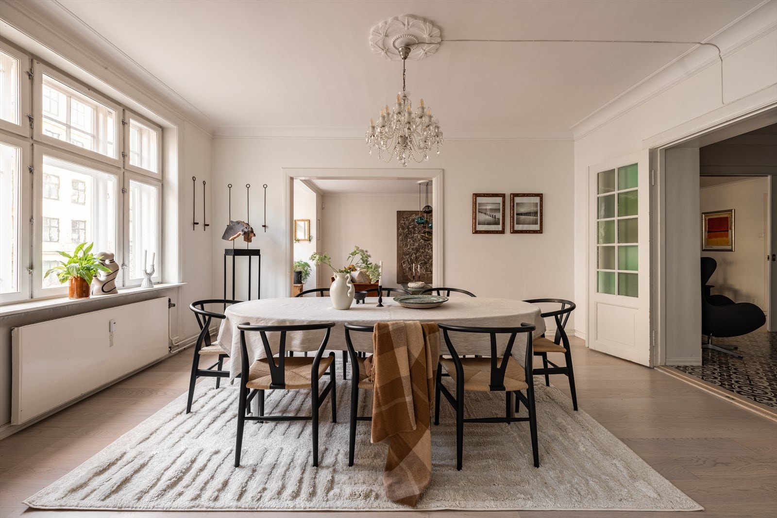 Spisestuen ligger mellom hovedstue og TV stue med adkomst ut til hall. Rosett i tak. Galleribilde