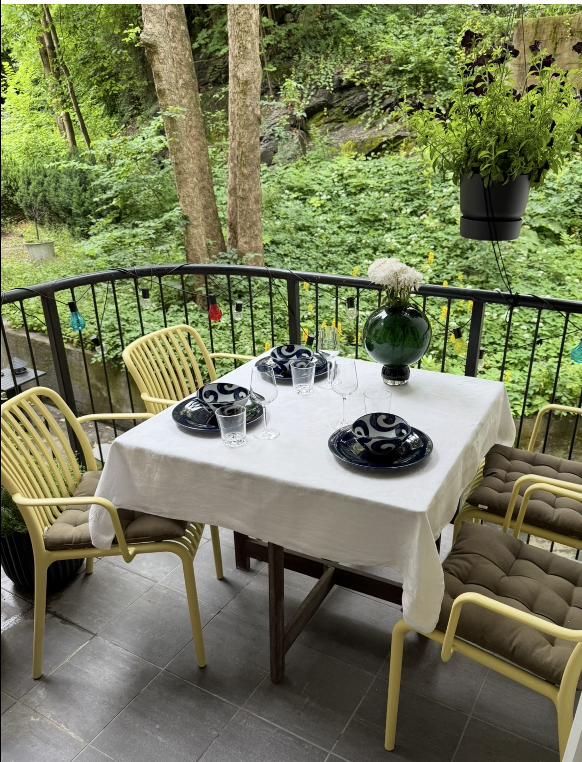 Vestvendt balkong på 5 kvm. ut fra kjøkkenet mot frodig bakgård Galleribilde