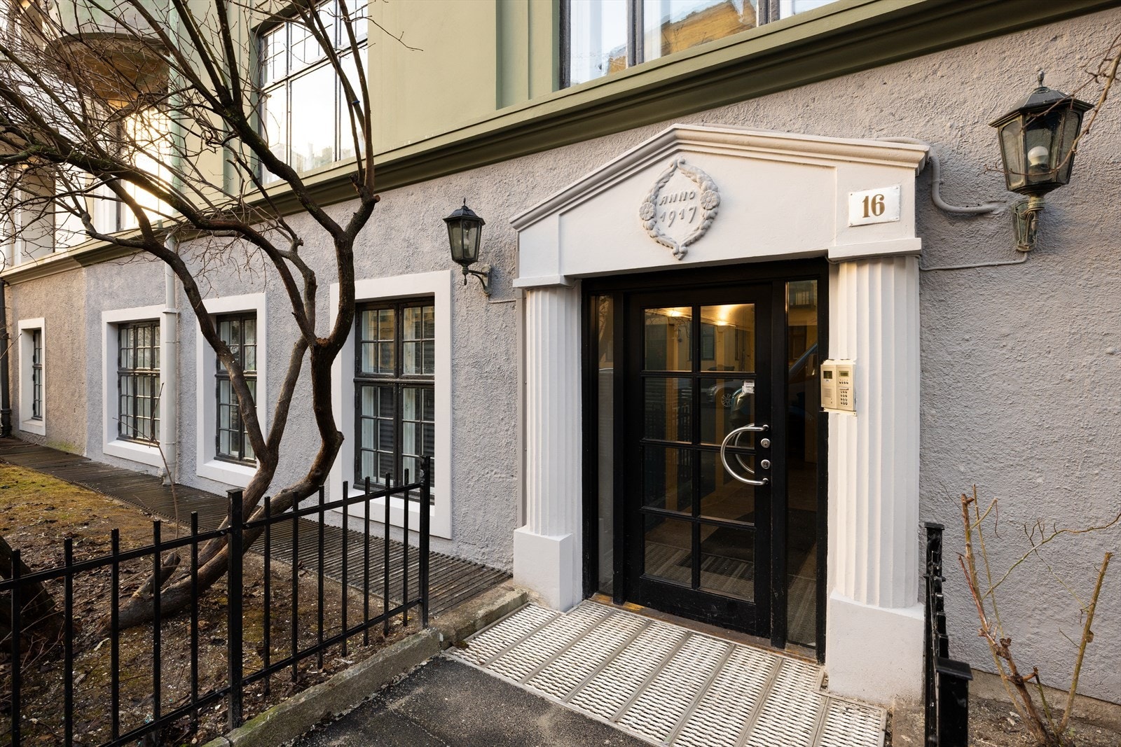 Fasaden ble pusset opp i 2025 og det gjenstår noe arbeide med balkongene på både frem -og baksiden Galleribilde