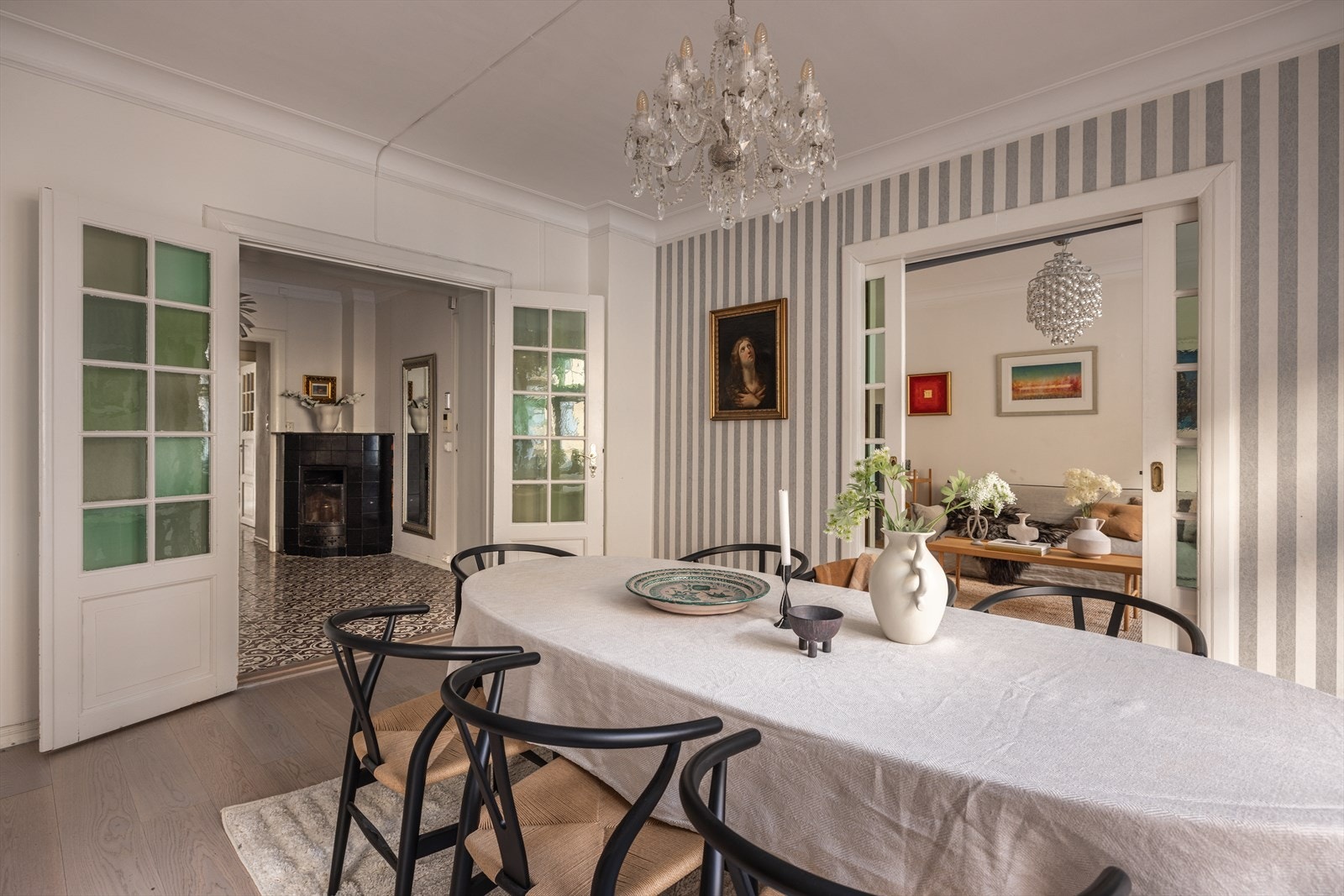 Doble fløydører med farget glass ut mot hall og inn mot TV stue Galleribilde