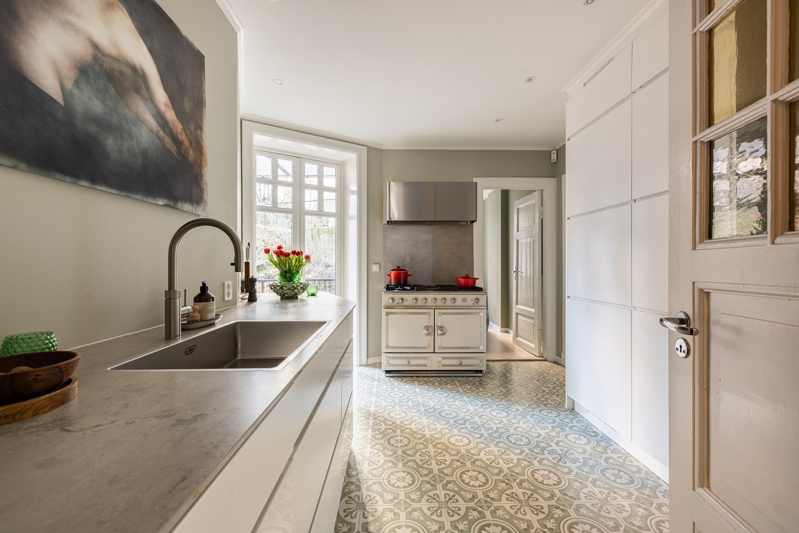 Kjøkkenet har integrert oppvaskmaskin og bred kjøl/frys alt fra 2025. Ny, ubrukt gassovn medfølger ikke. Galleribilde