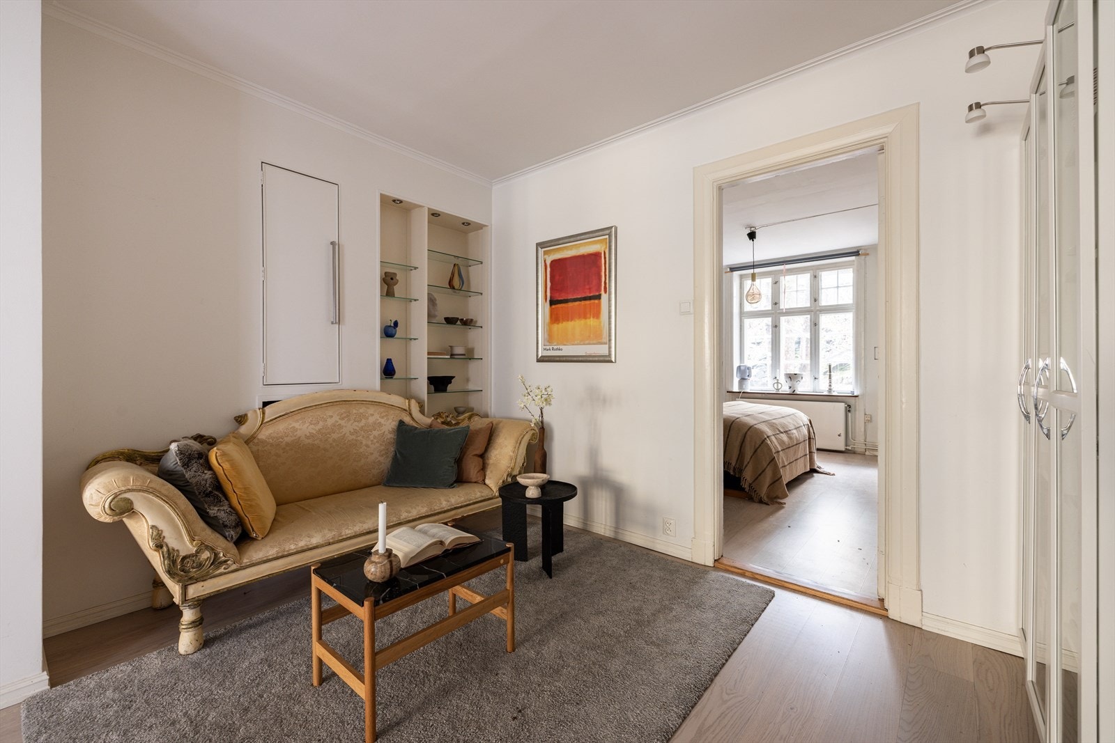 Hovedstuen byr på flere soner og med god plass til sofa -og sittegrupper Galleribilde