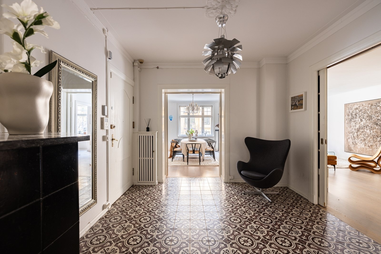 Stor lekker hall med vedkamin samt nye fliser med historisk uttrykk og varmekabler (2015) Galleribilde