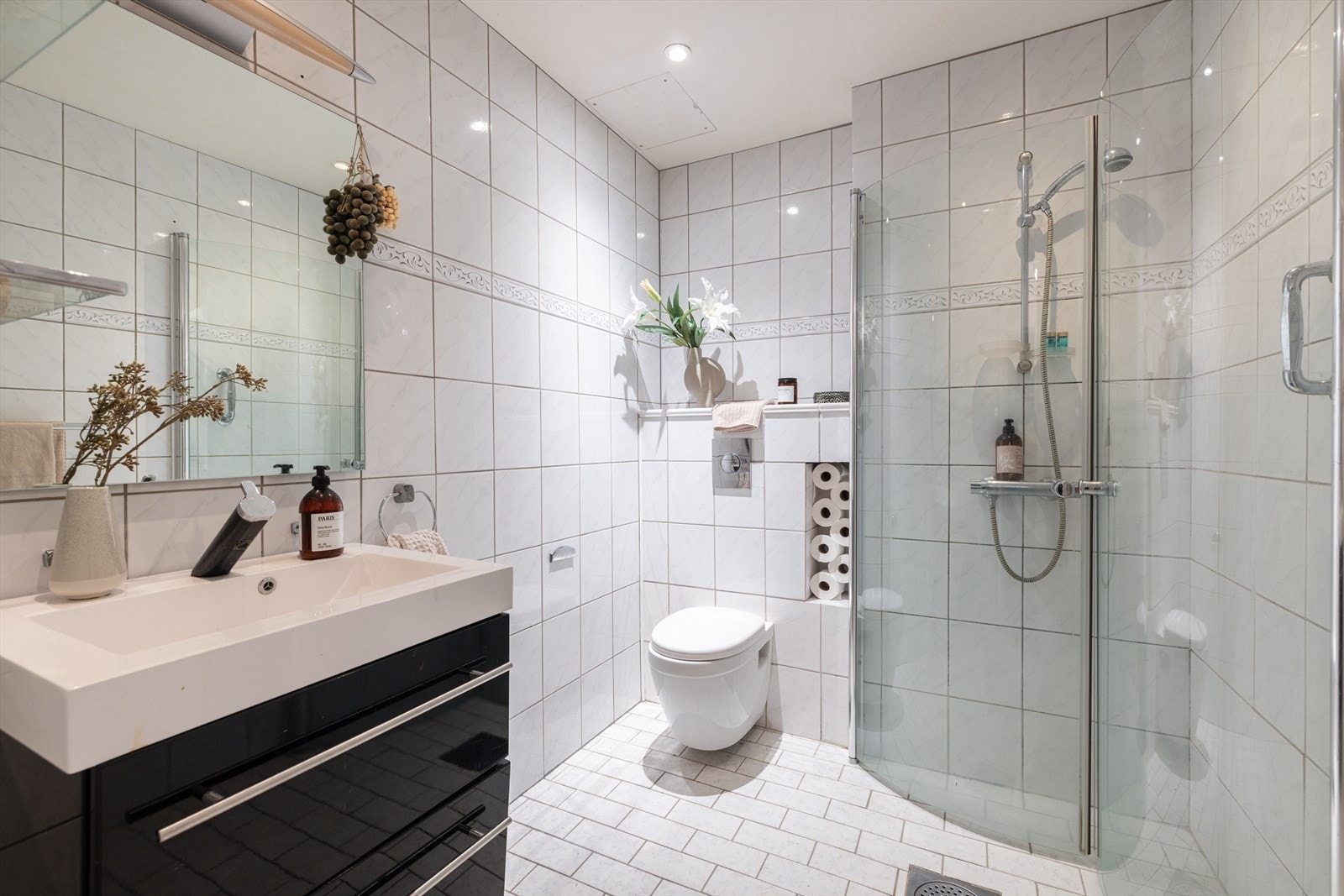 Bad nr. 1 er flislagt og med varme i gulv Galleribilde