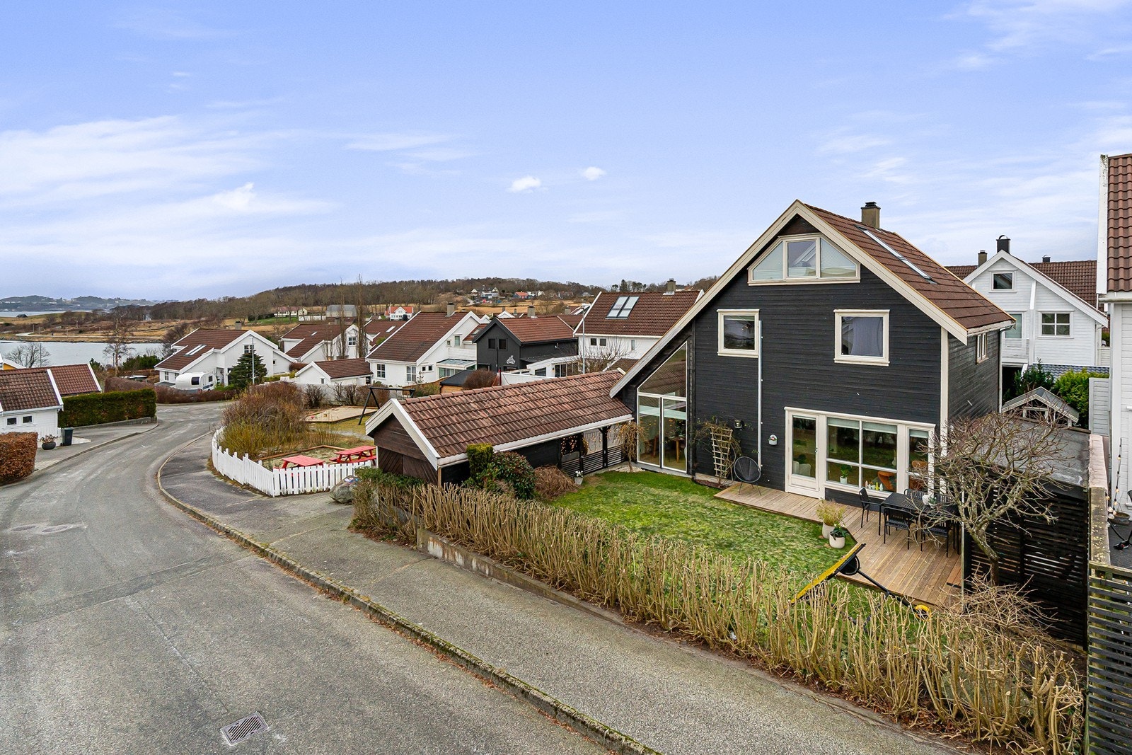 Fasade sørsiden. Hekken er nyklippet, men vokser seg tett og fin etter hvert og skjermer mot innsyn. Galleribilde