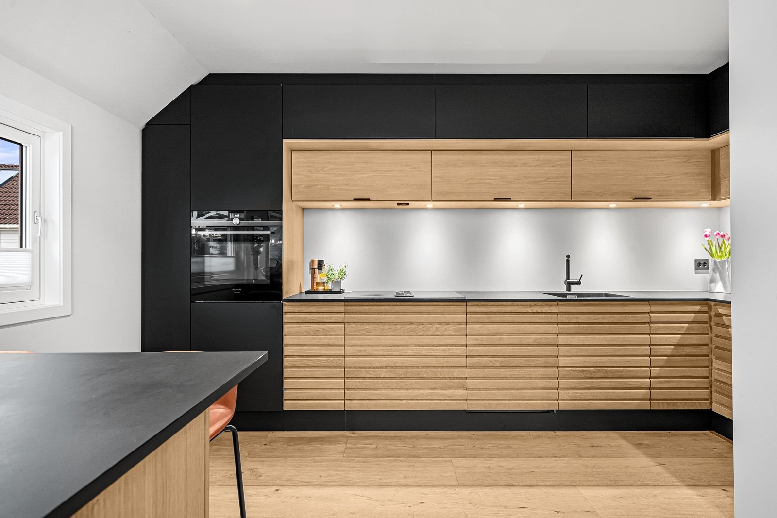 1. etg: Innbydende kjøkkeninnredning fra 2022 levert av JKE design Galleribilde