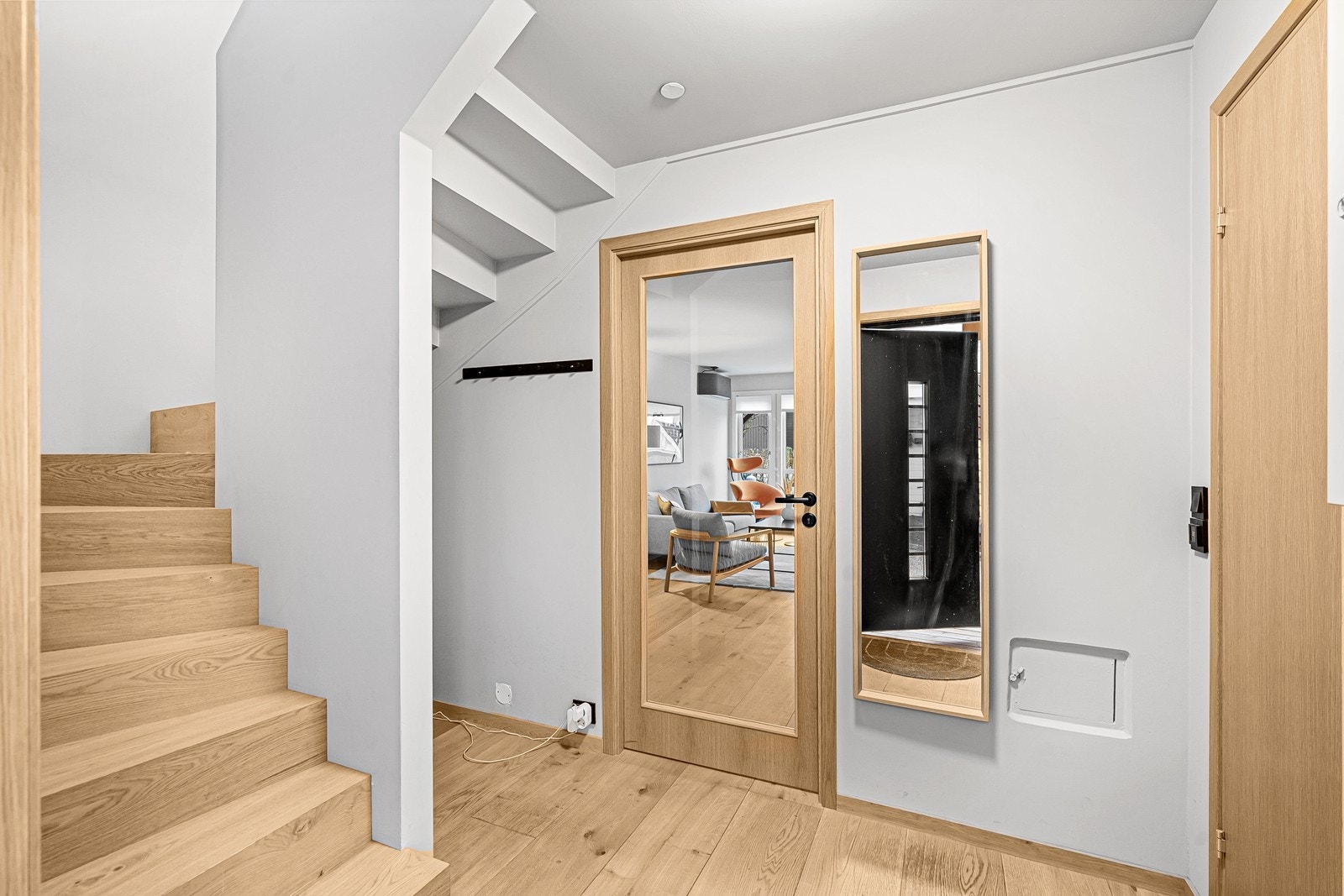 1. etg: Gang og trappegang til 2. etg. Galleribilde