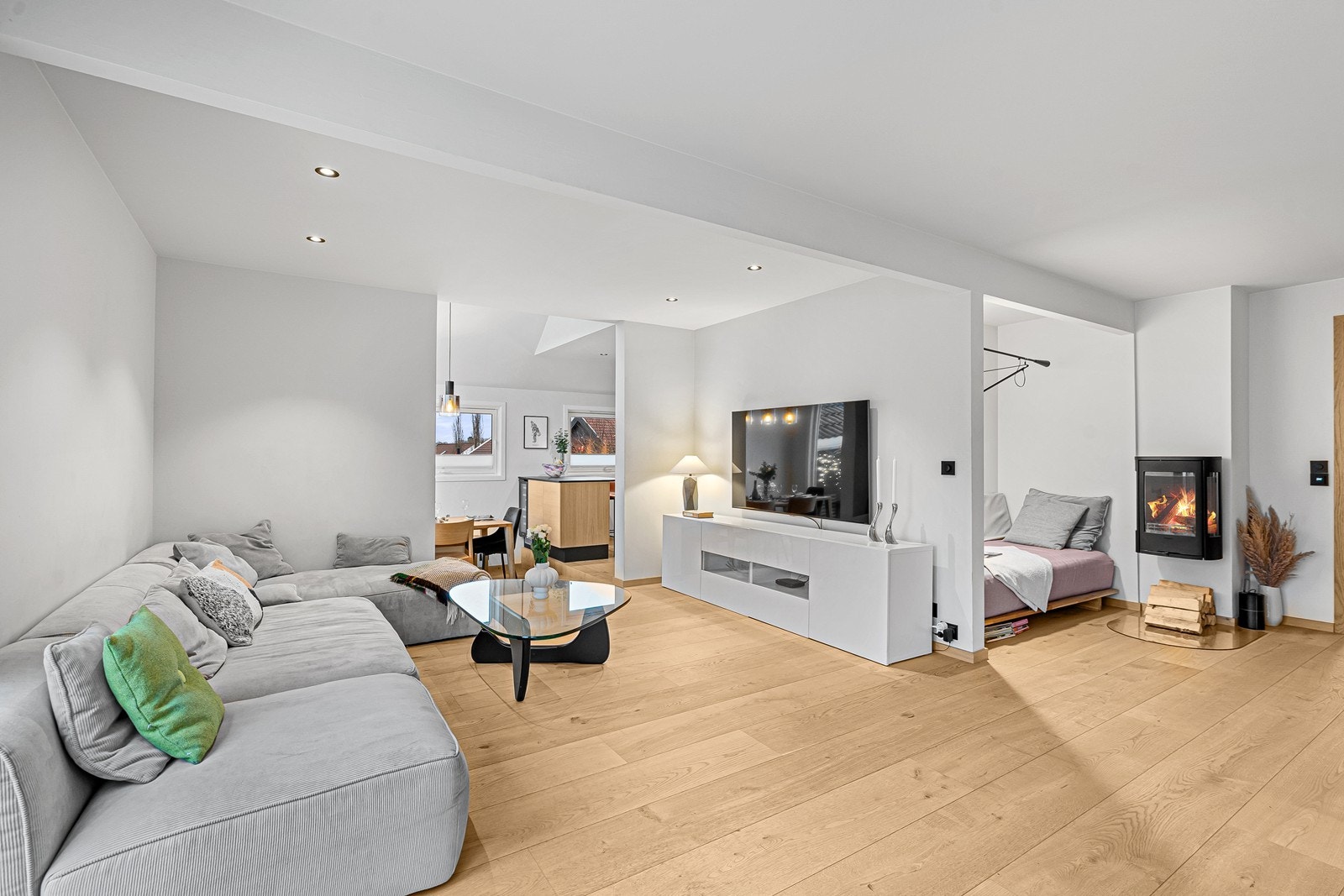 1. etg: Utsnitt stue, TV stue og koselig tilbaketrukket sone for avslapping i bakkant. Galleribilde