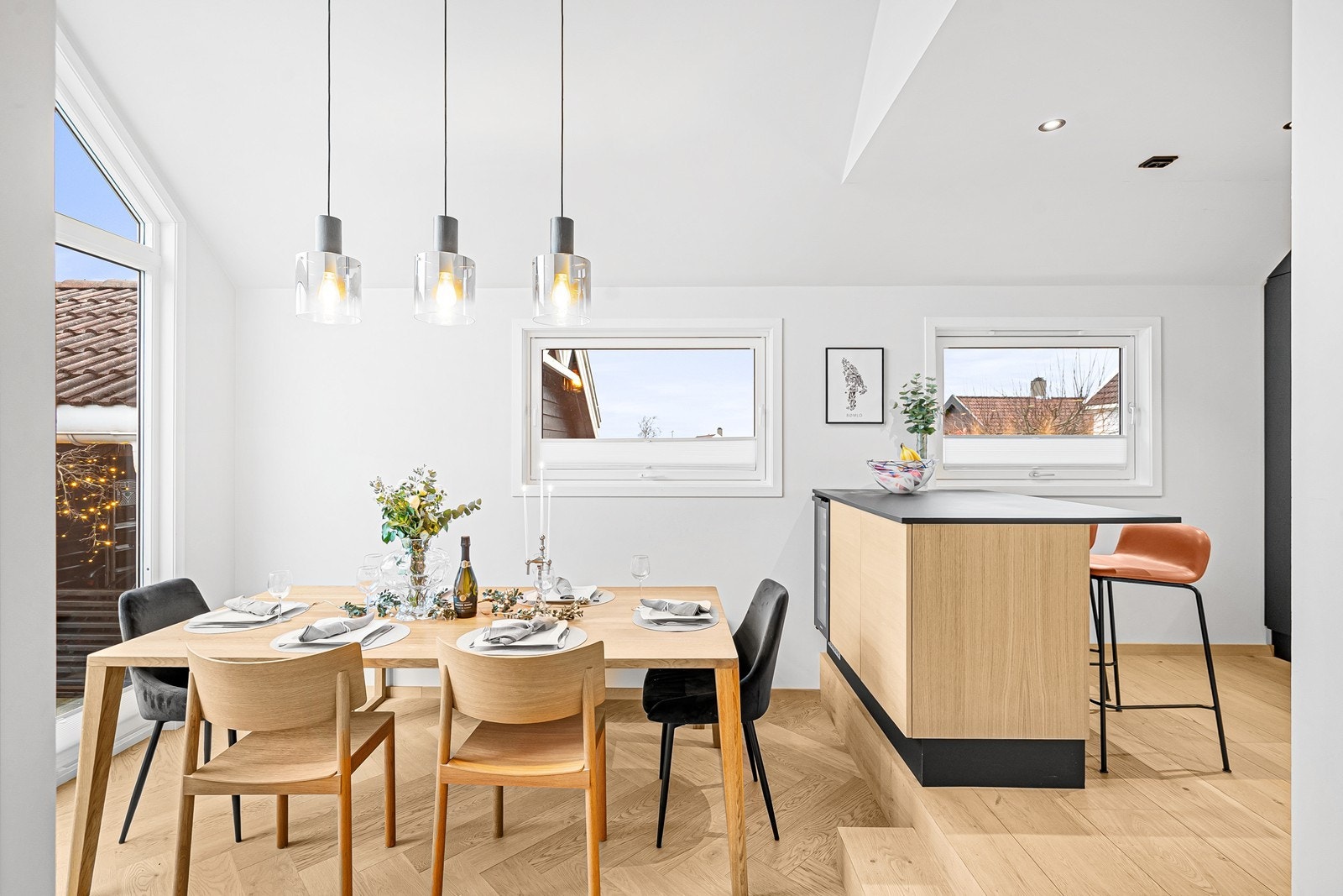 1. etg: Spisestue med heltre på gulvflatene Galleribilde