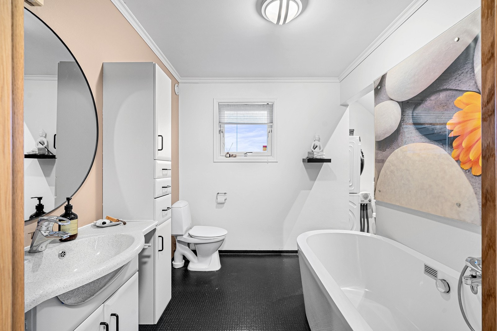 1. etg: Bad med vaskerom i bakkant Galleribilde