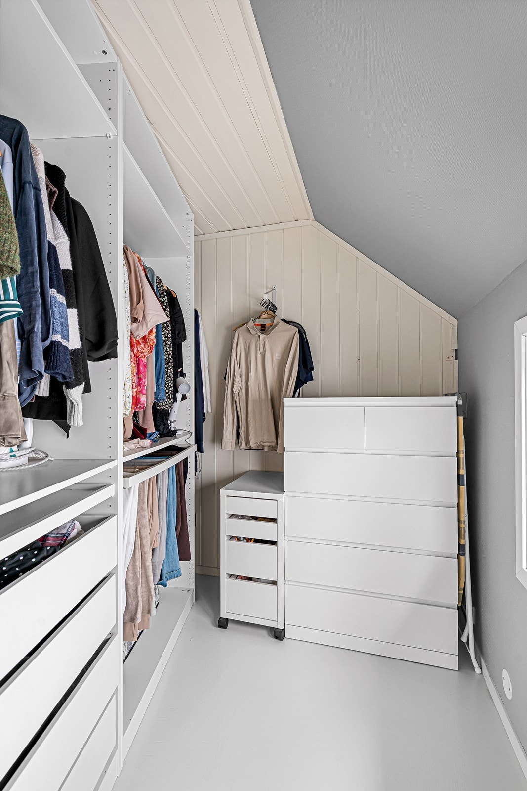 2. etg: Garderoberom Galleribilde