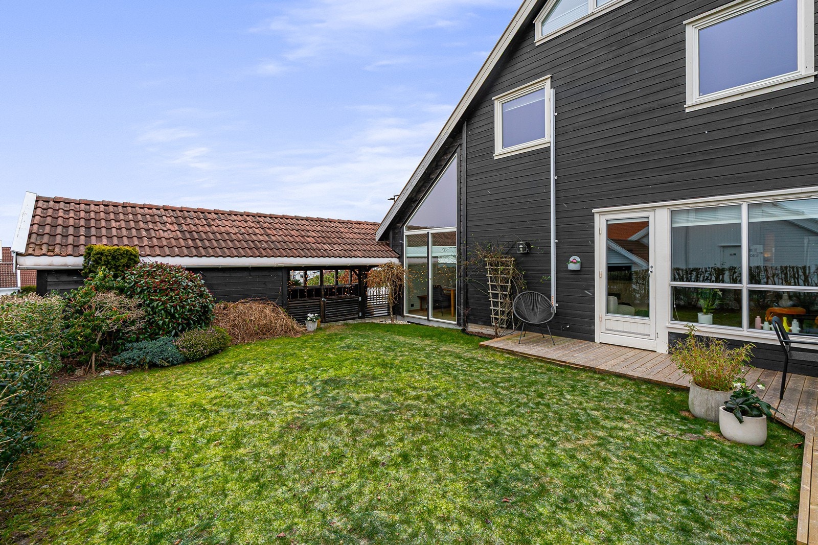 Beplantet og velholdt hageområde Galleribilde