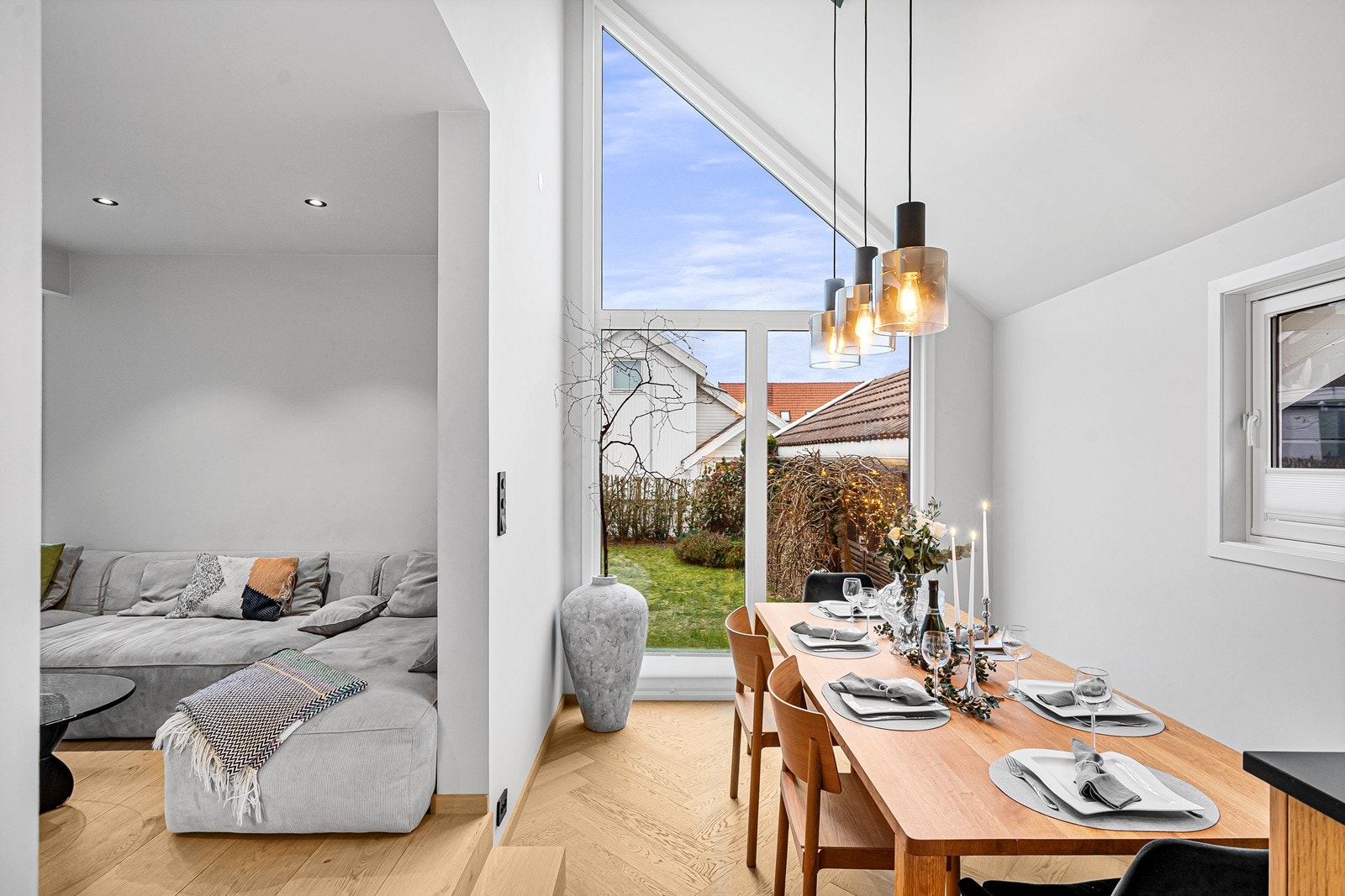 1. etg: Spisestue med åpen løsning mot stue Galleribilde