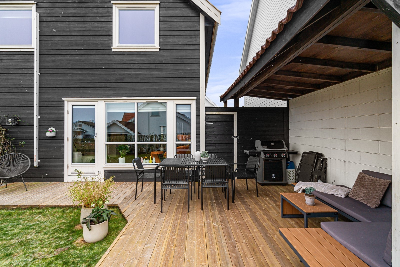 Lun og trivelig uteplass med gode solforhold Galleribilde