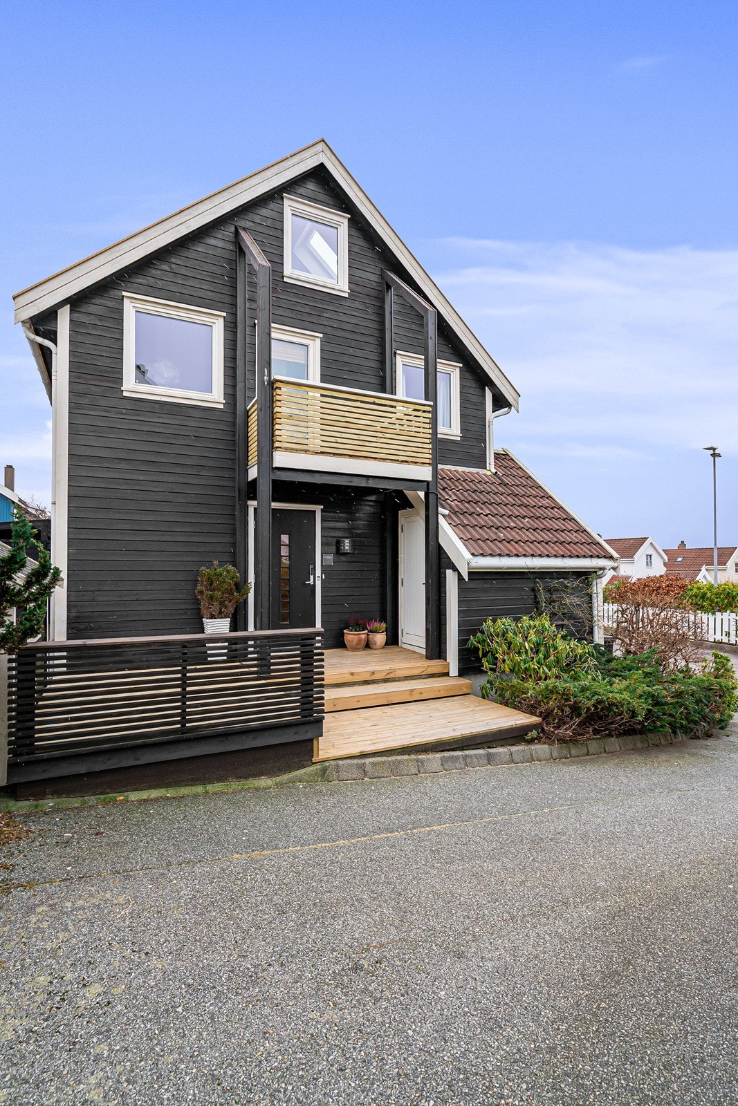 Fasade og inngangsparti med bi-inngang til vaskerom Galleribilde