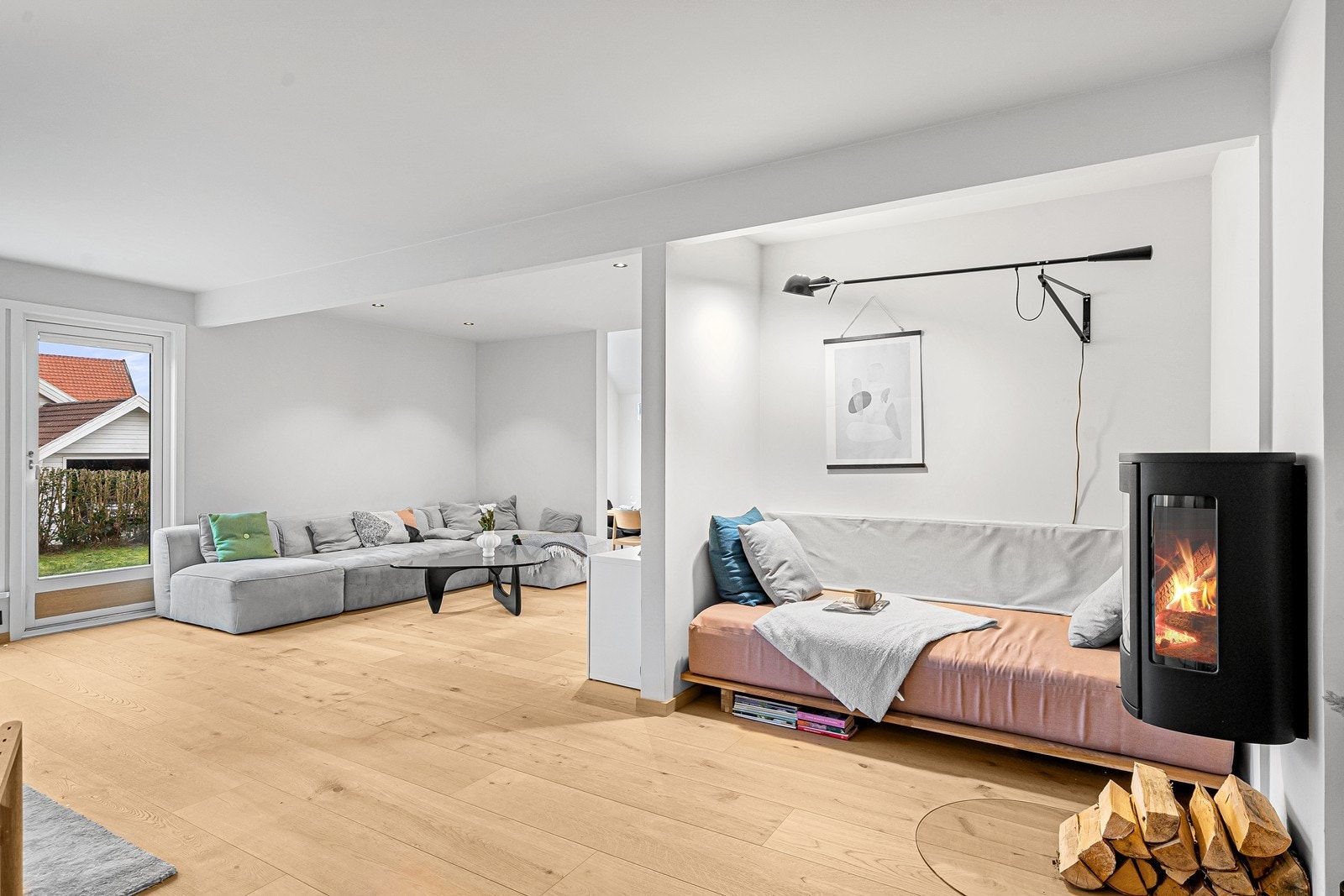 1. etg: Utsnitt stue og trivelig lesekrokløsning Galleribilde