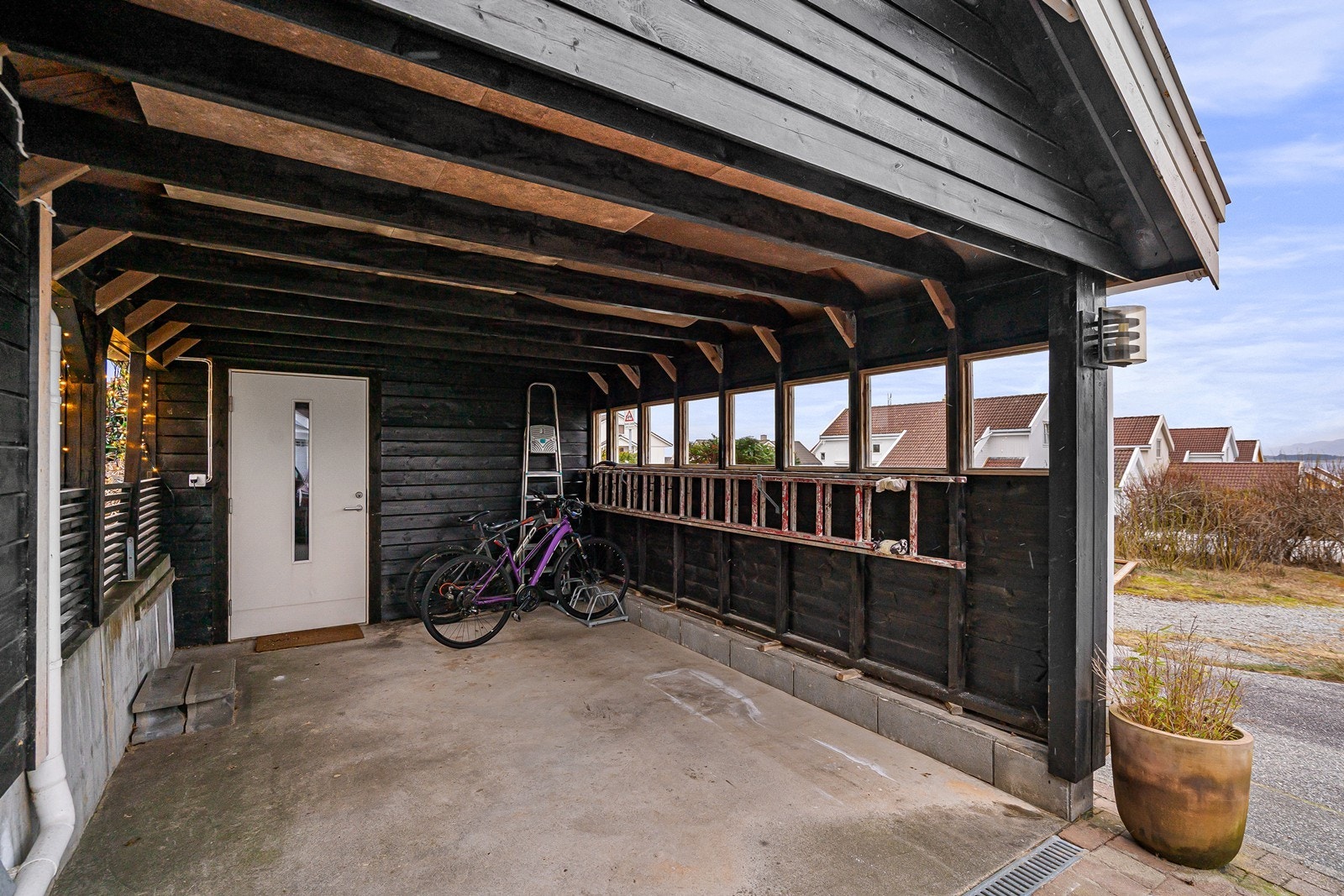 Carport med innredet hobbyrom i bakkant Galleribilde