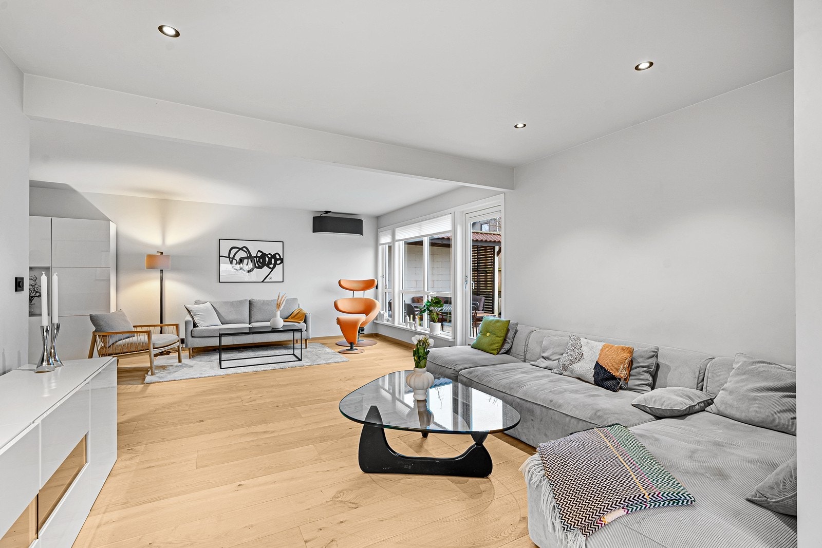 1. etg: Stue med utg til hageområdet Galleribilde