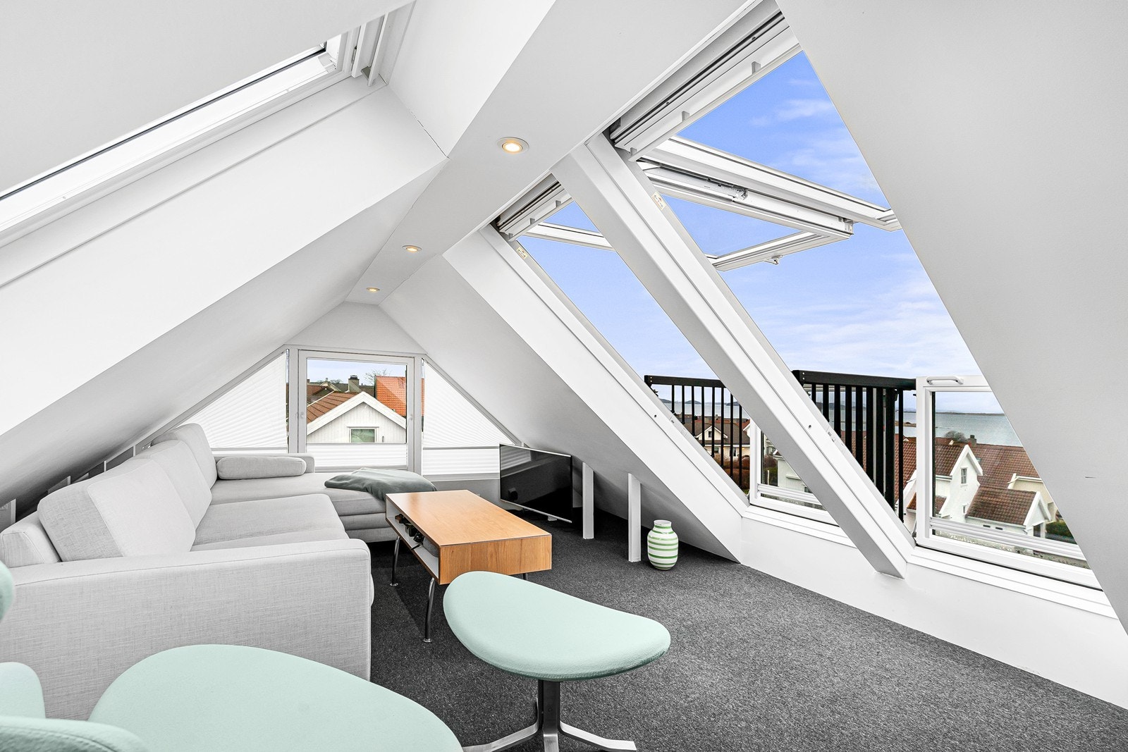 Loft: Her kan vinduene åpnes og vips har du en innvendig balkong Galleribilde