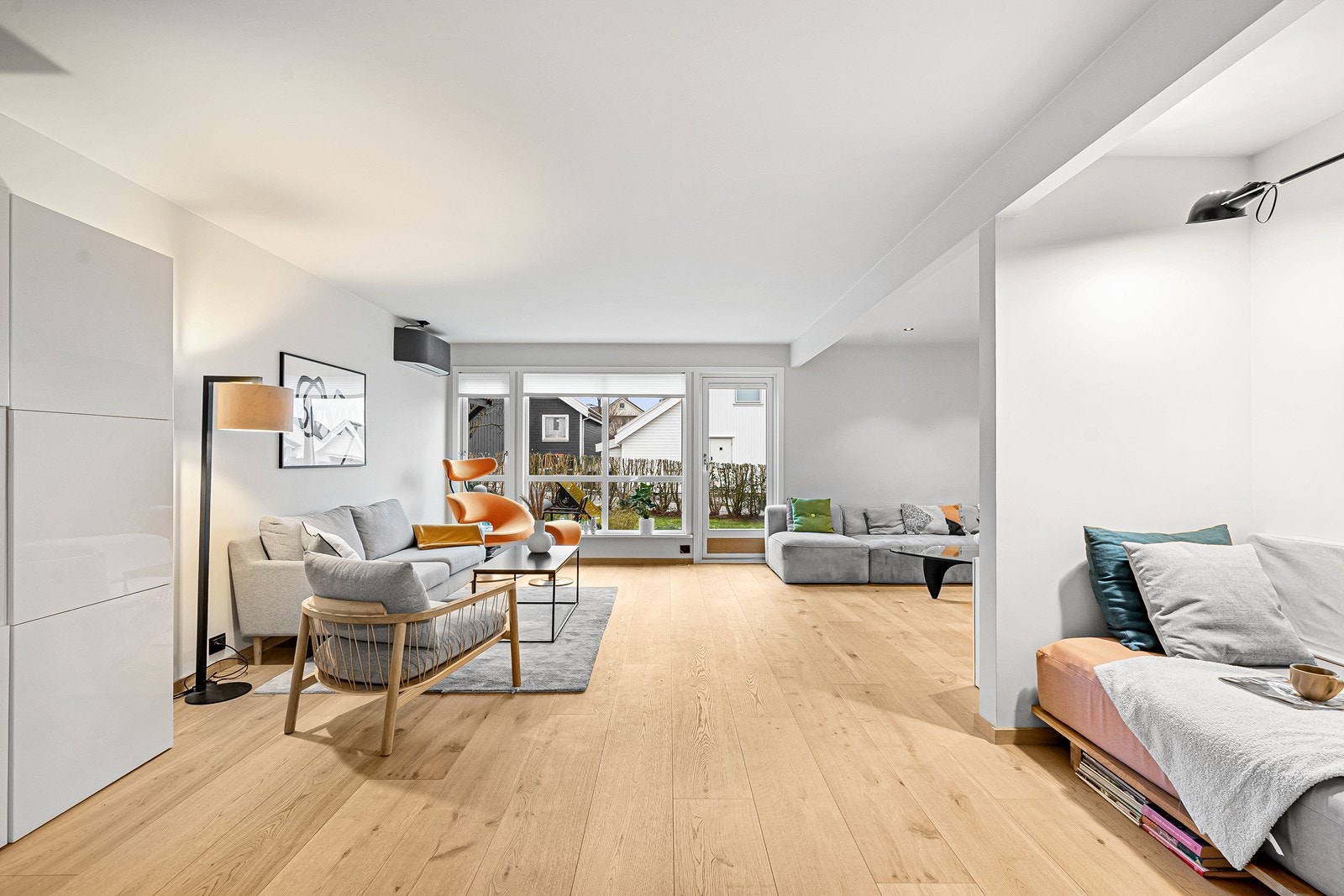 1. etg: Gjennomgående heltre gulv i stue Galleribilde