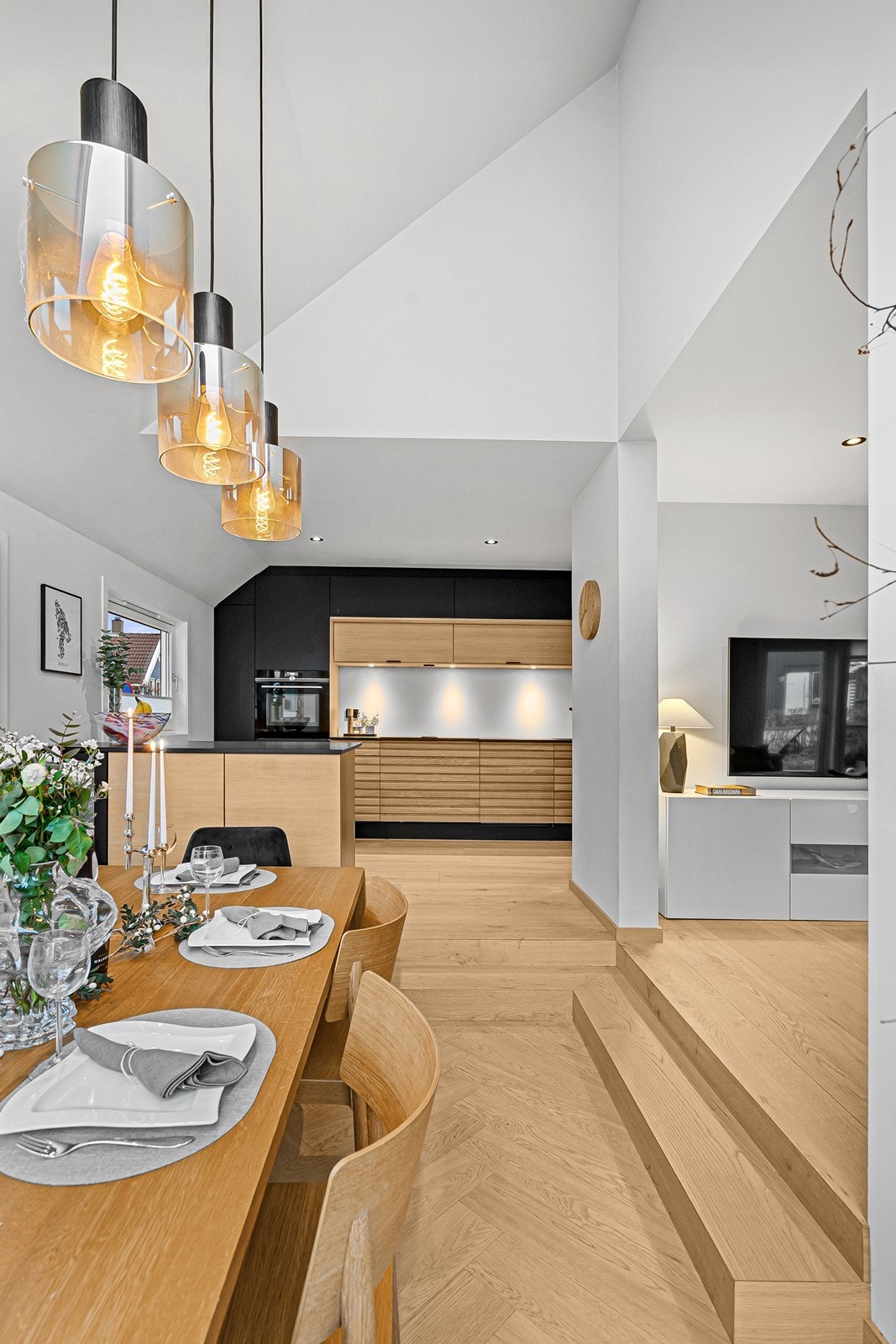 1. etg: Utsnitt spisestue med ekstra god takhøyde Galleribilde