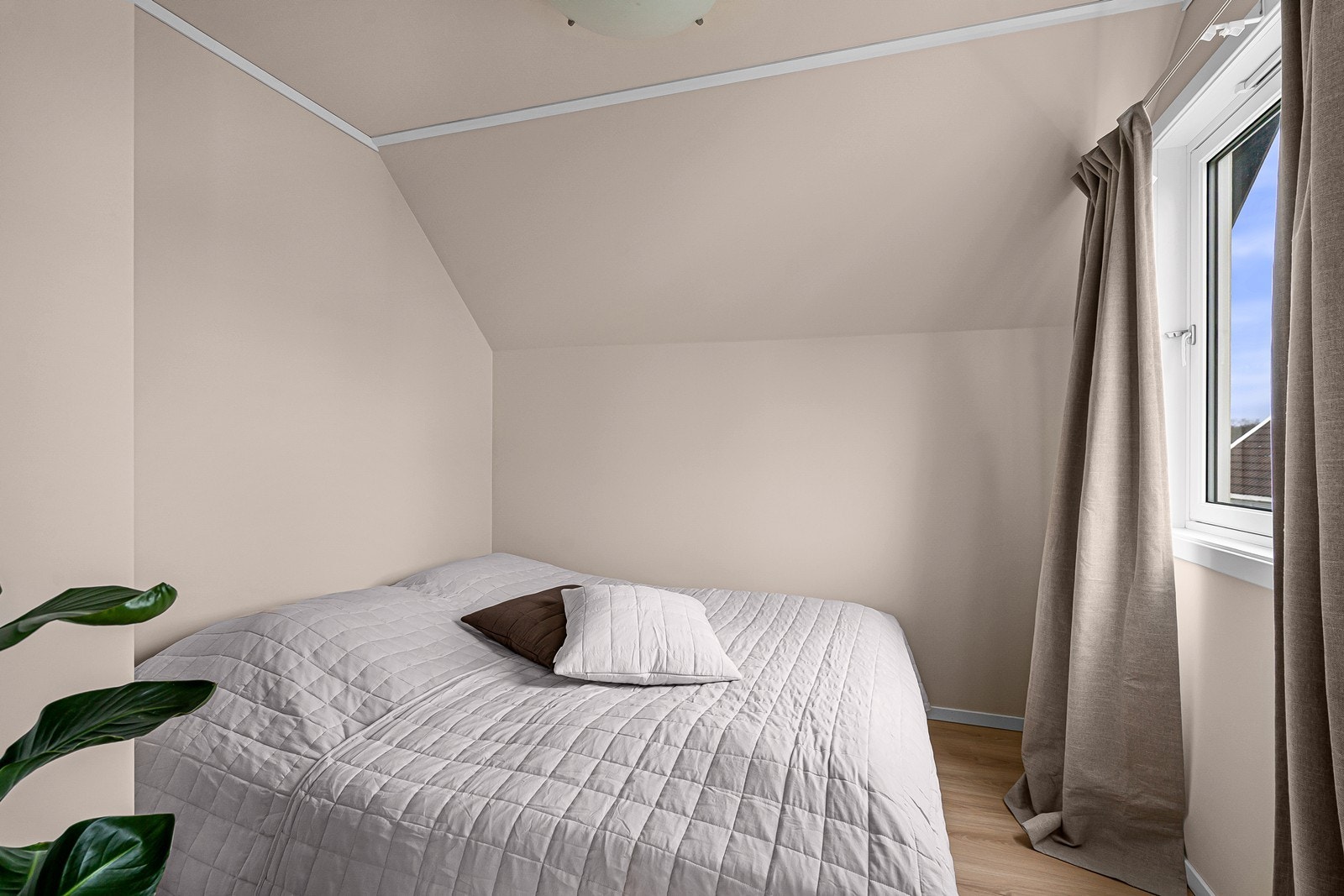 2. etg: Soverom 2 med utg til balkong Galleribilde