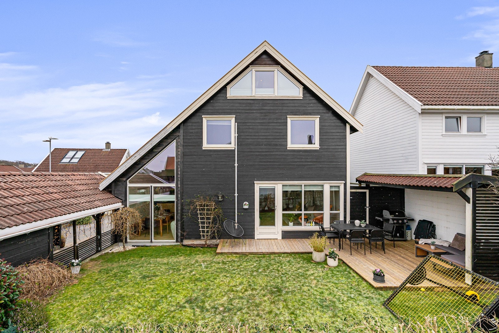 Fasade og hage. Pent opparbeidet uteareal. Meget solrik eiendom. Galleribilde