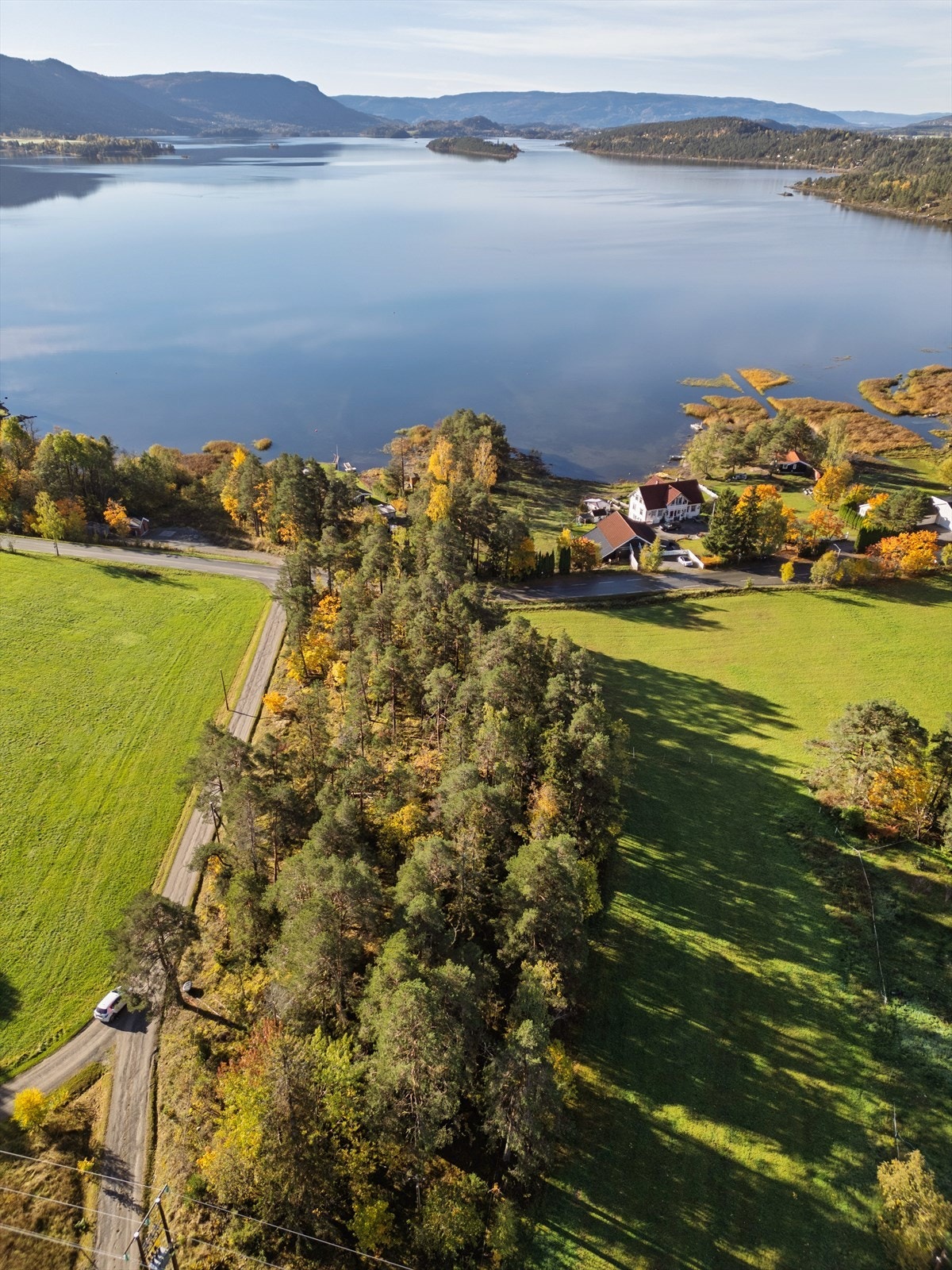 Det er kort avstand til Steinsfjorden Montessoriskole og Åsa Landhandleri Galleribilde