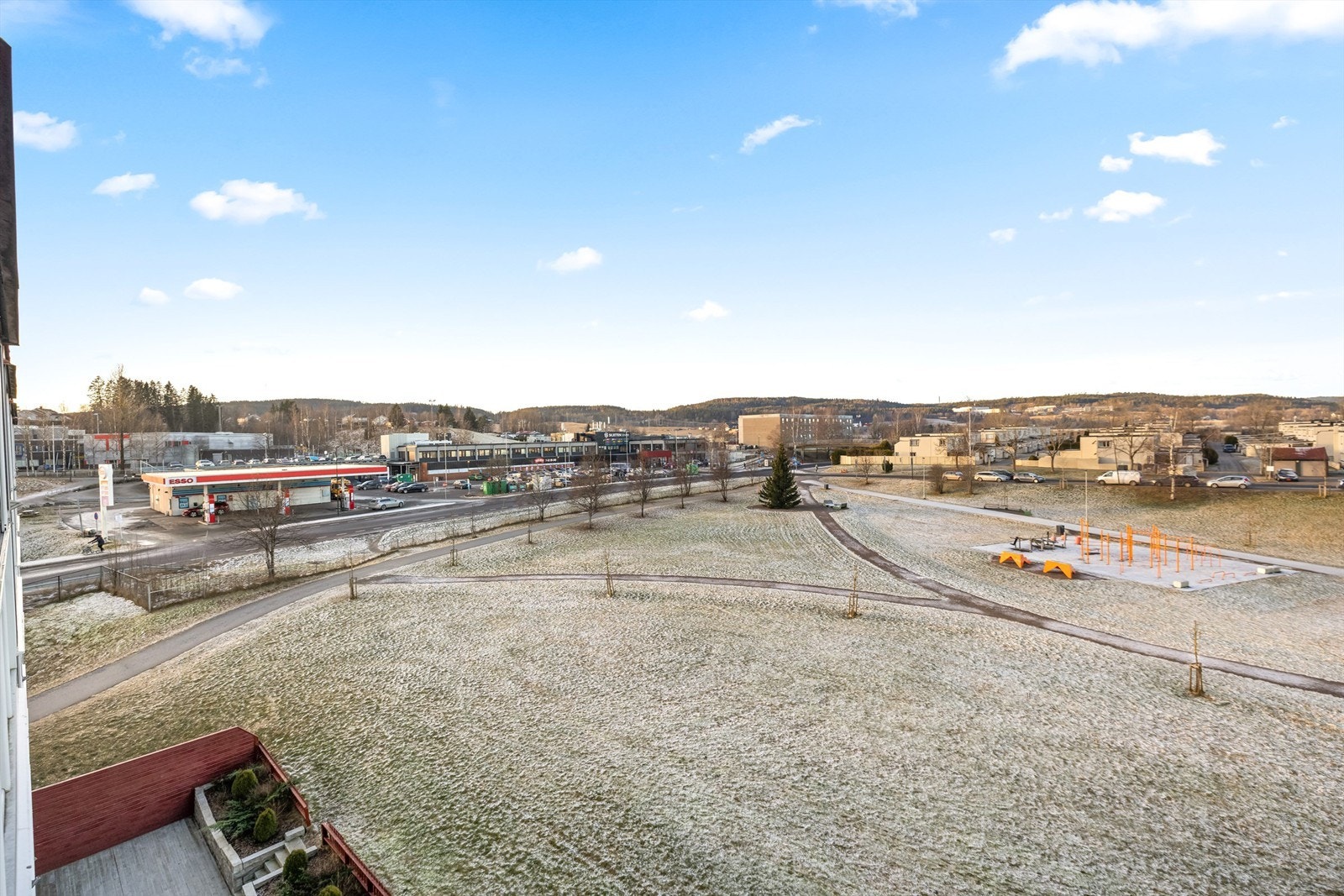 Utsikt fra balkongen. Området byr på et rikt fritidstilbud Galleribilde