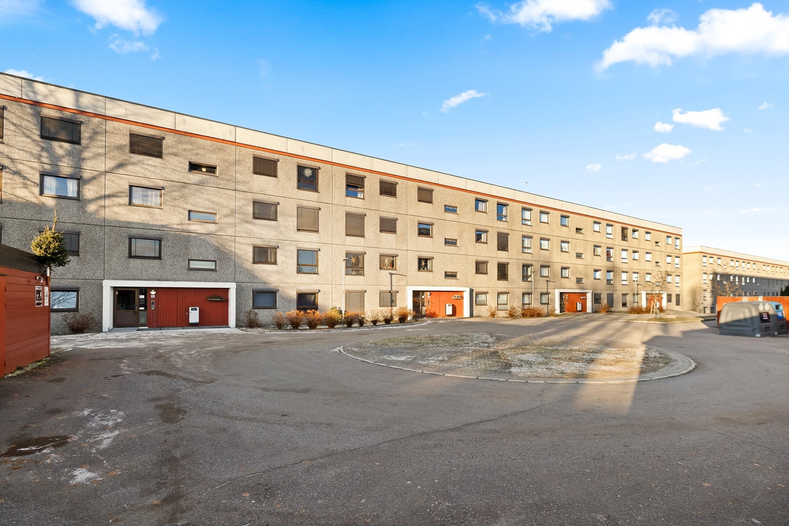 Leiligheten har en barnevennklig og tilbaketrukket beliggenhet i et etablert boligområde. Galleribilde