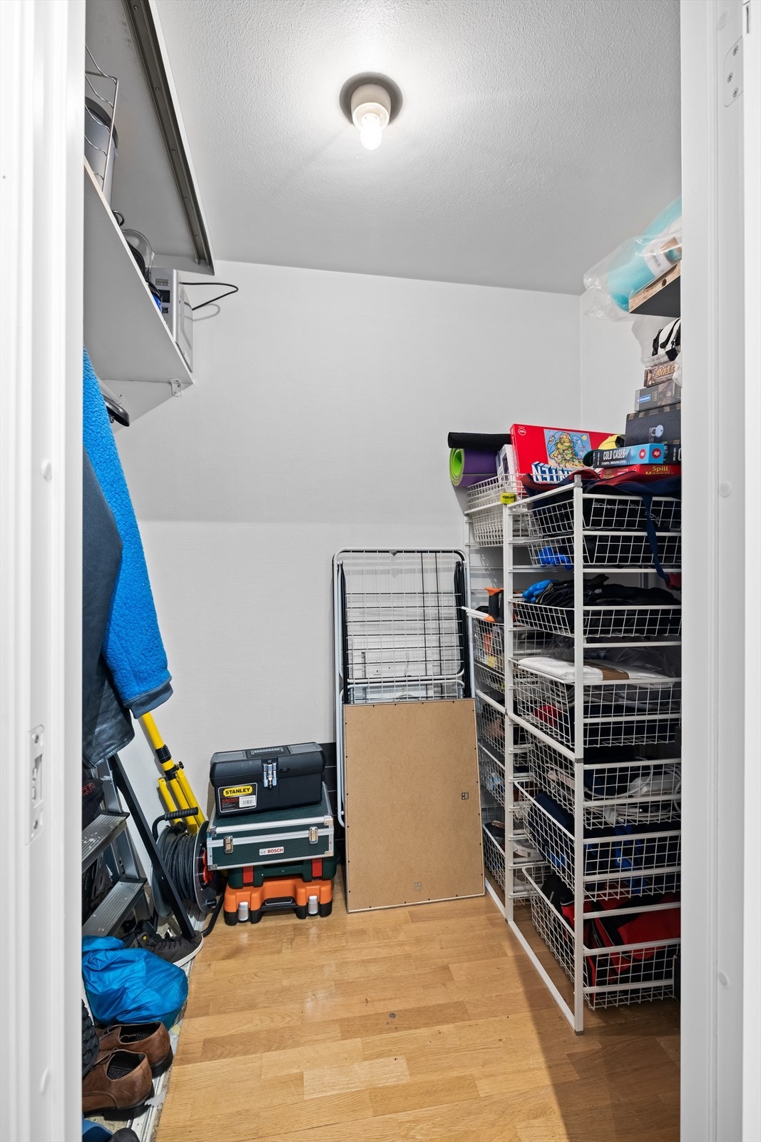 Den innvendige boden gir rikelig med lagringsplass for diverse utstyr og eiendeler. Galleribilde