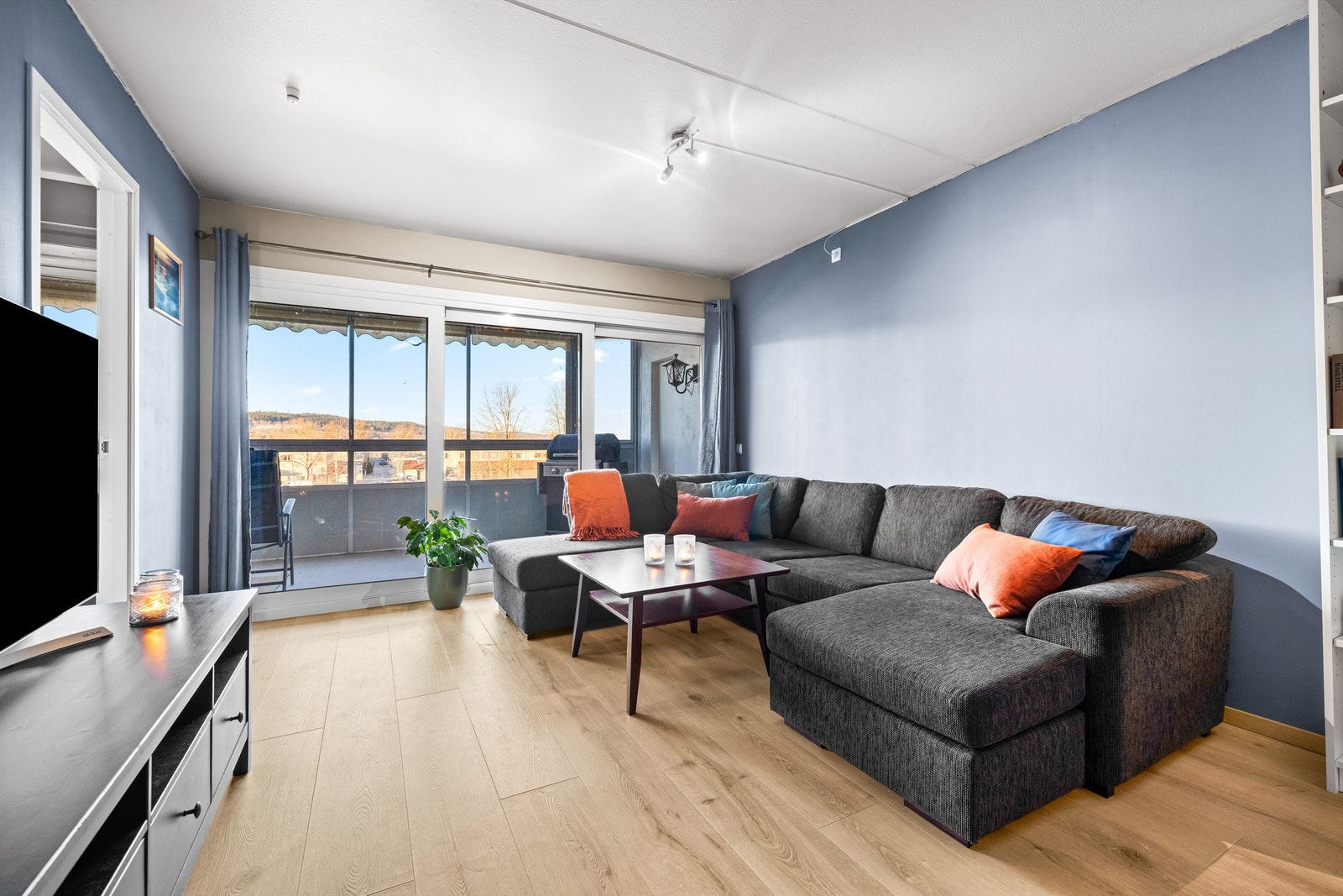 Store vindusflater gir godt med naturlig lys og en åpen atmosfære i rommet. Galleribilde