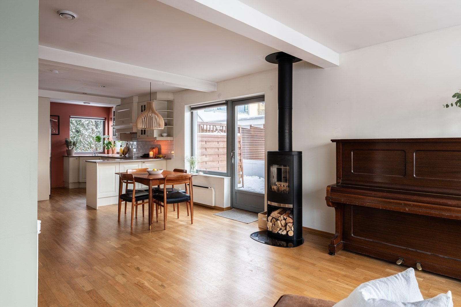 Fra stuen er det utgang til stor terrasse på 54 kvm med god plass til forskjellige utemøbler i ulike soner. Galleribilde