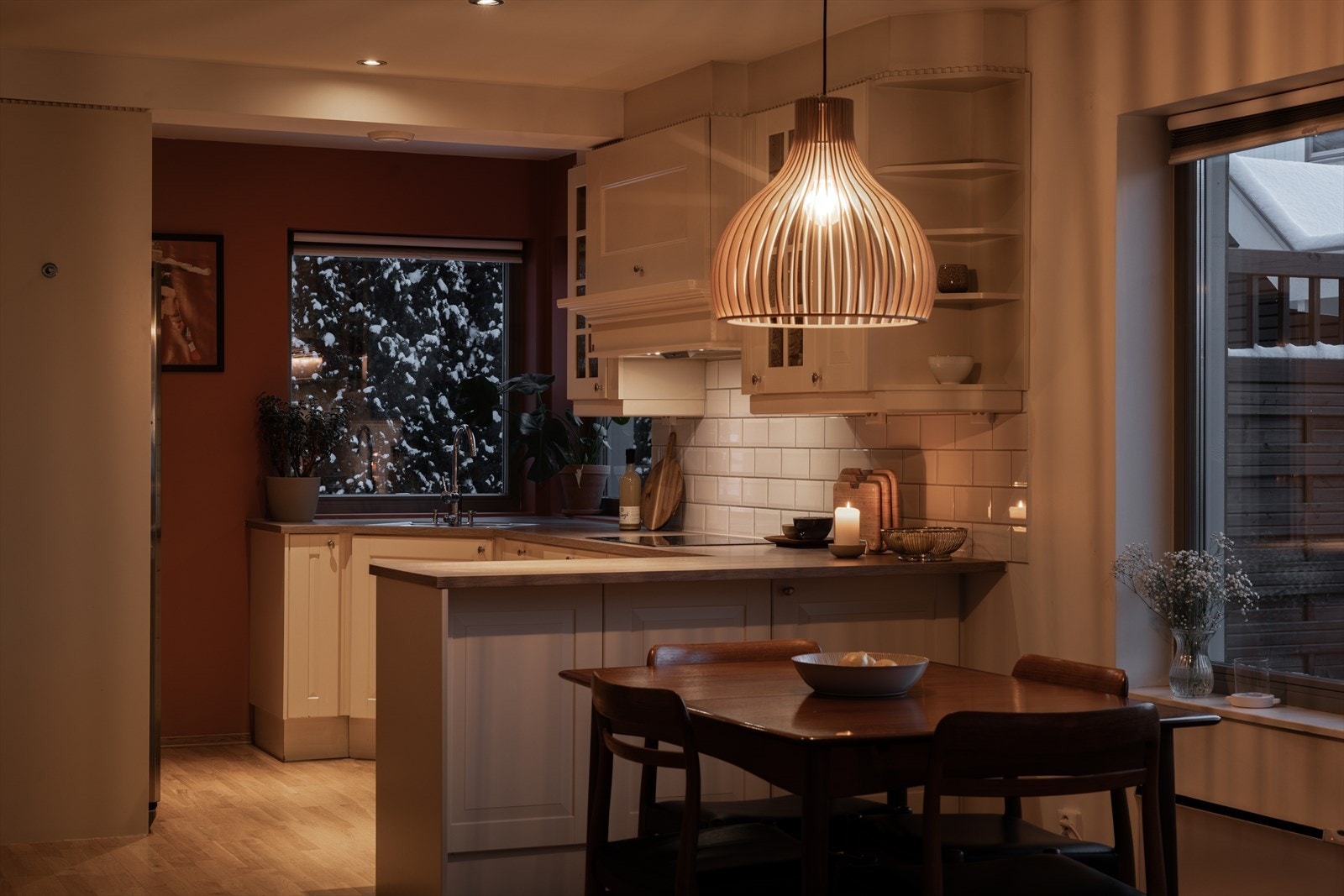 Boligen har en attraktiv beliggenhet med kort og trygg vei til barnehager og skoler, og området oppleves oversiktlig og rolig for barnefamilier. Galleribilde